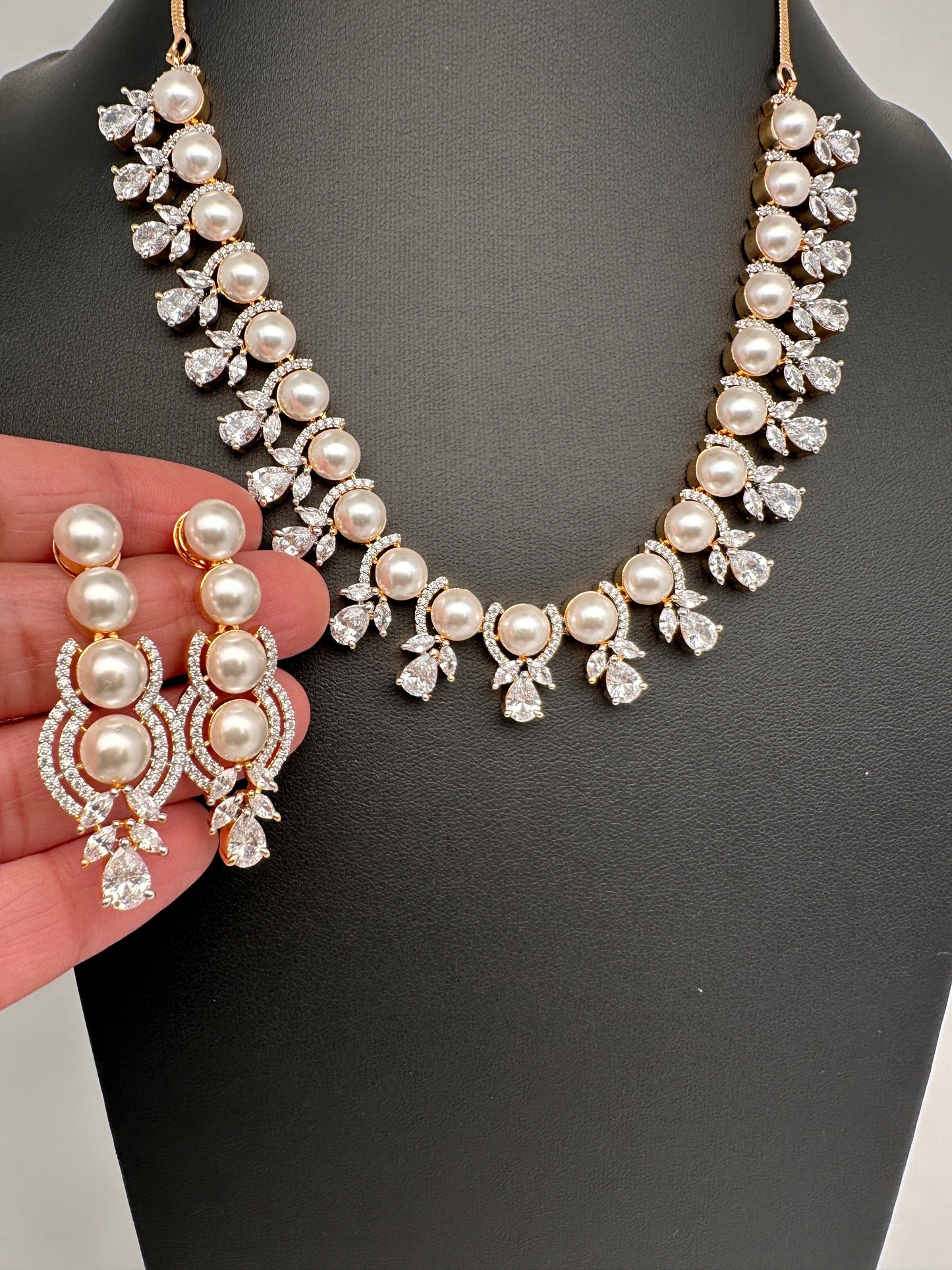Neckline Gold Shell Pearl Necklace