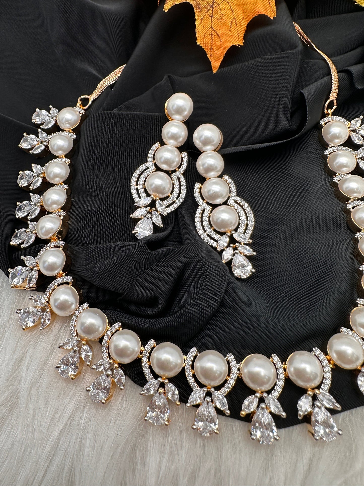 Neckline Gold Shell Pearl Necklace