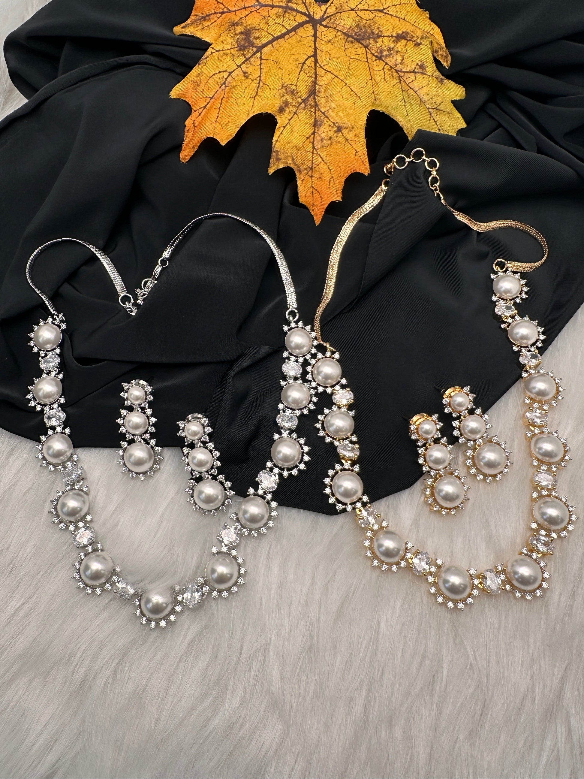 Elegant Shell Pearl Necklace - Gold