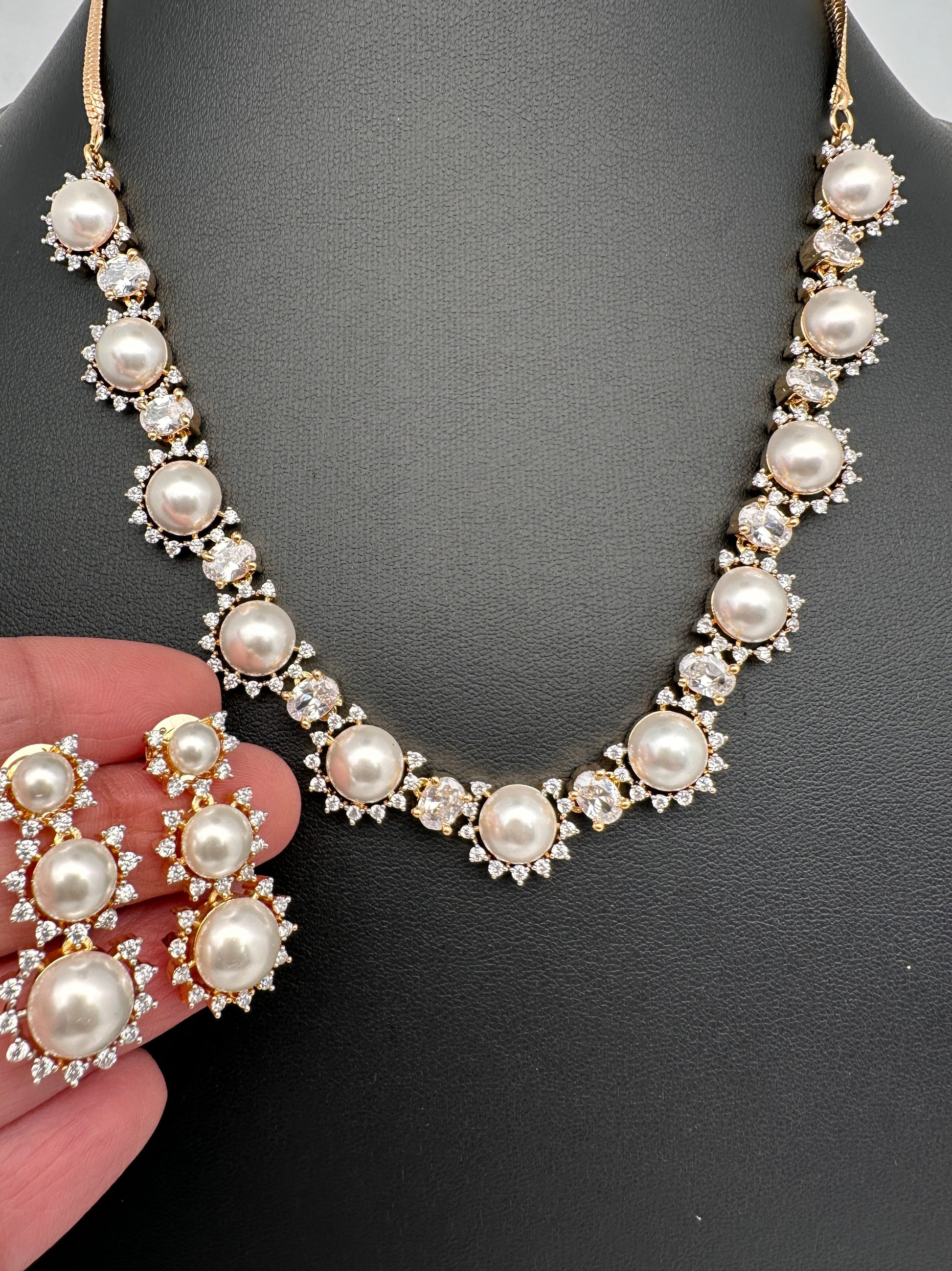 Elegant Shell Pearl Necklace - Gold