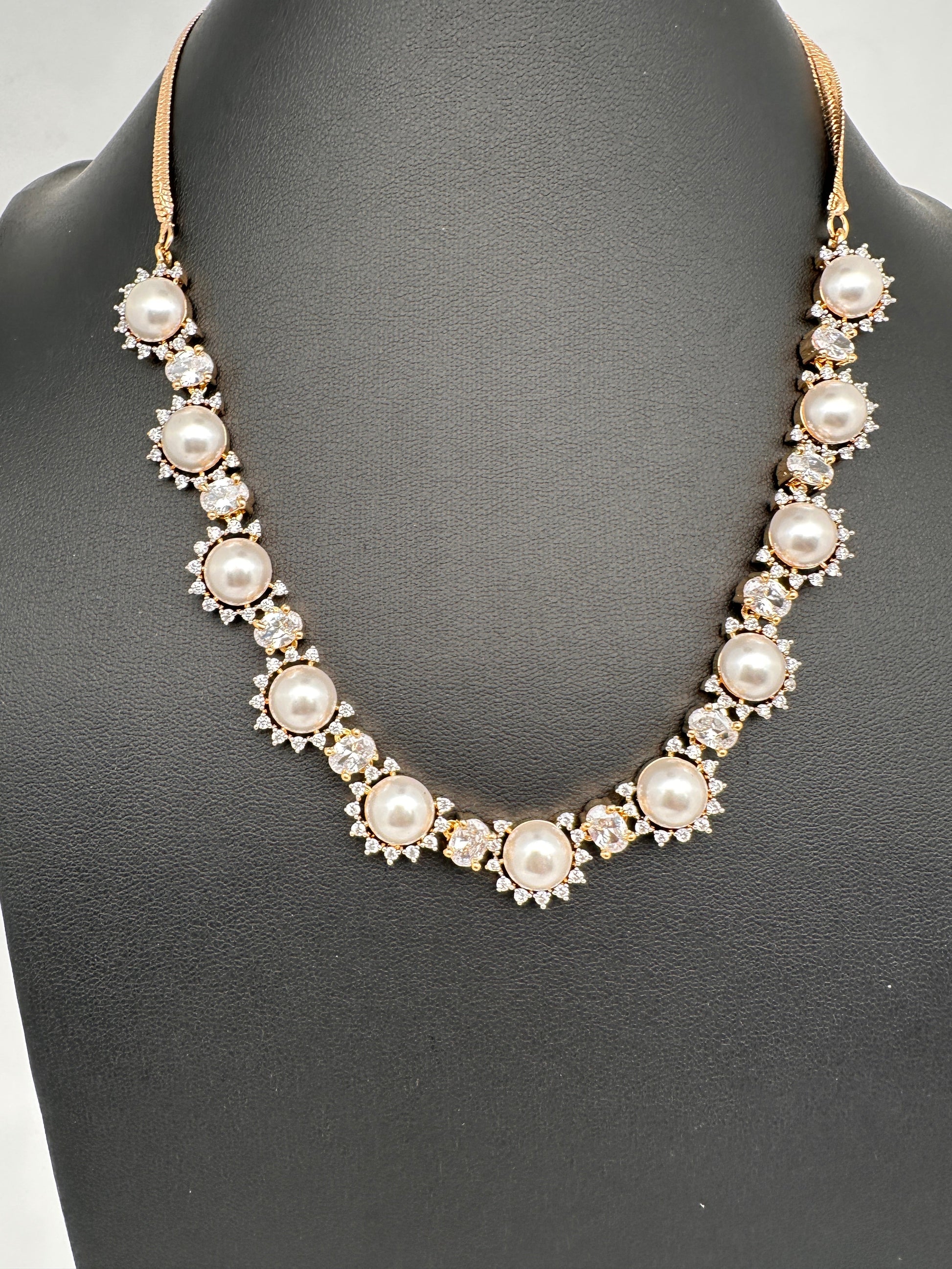 Elegant Shell Pearl Necklace - Gold