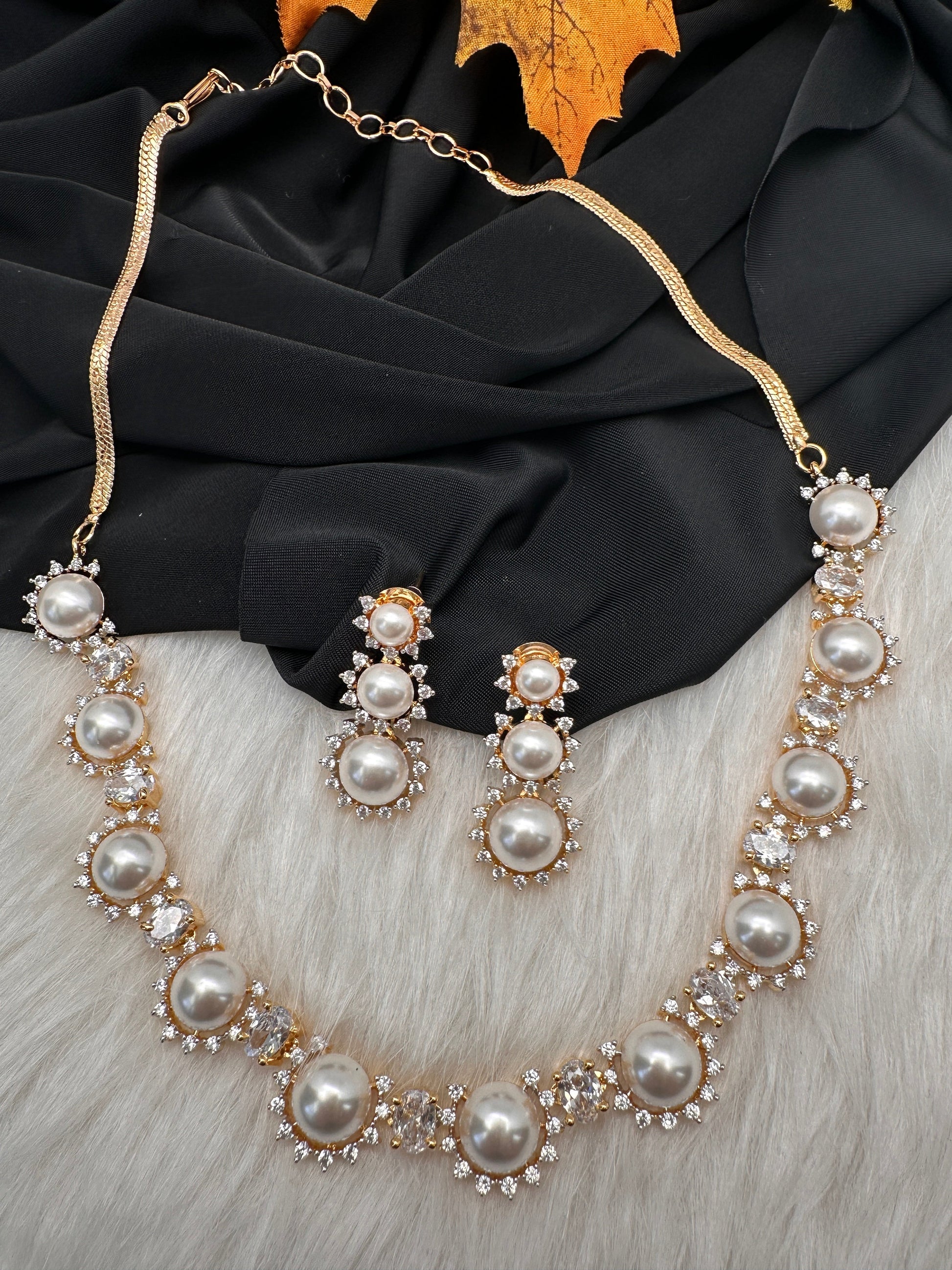 Elegant Shell Pearl Necklace - Gold