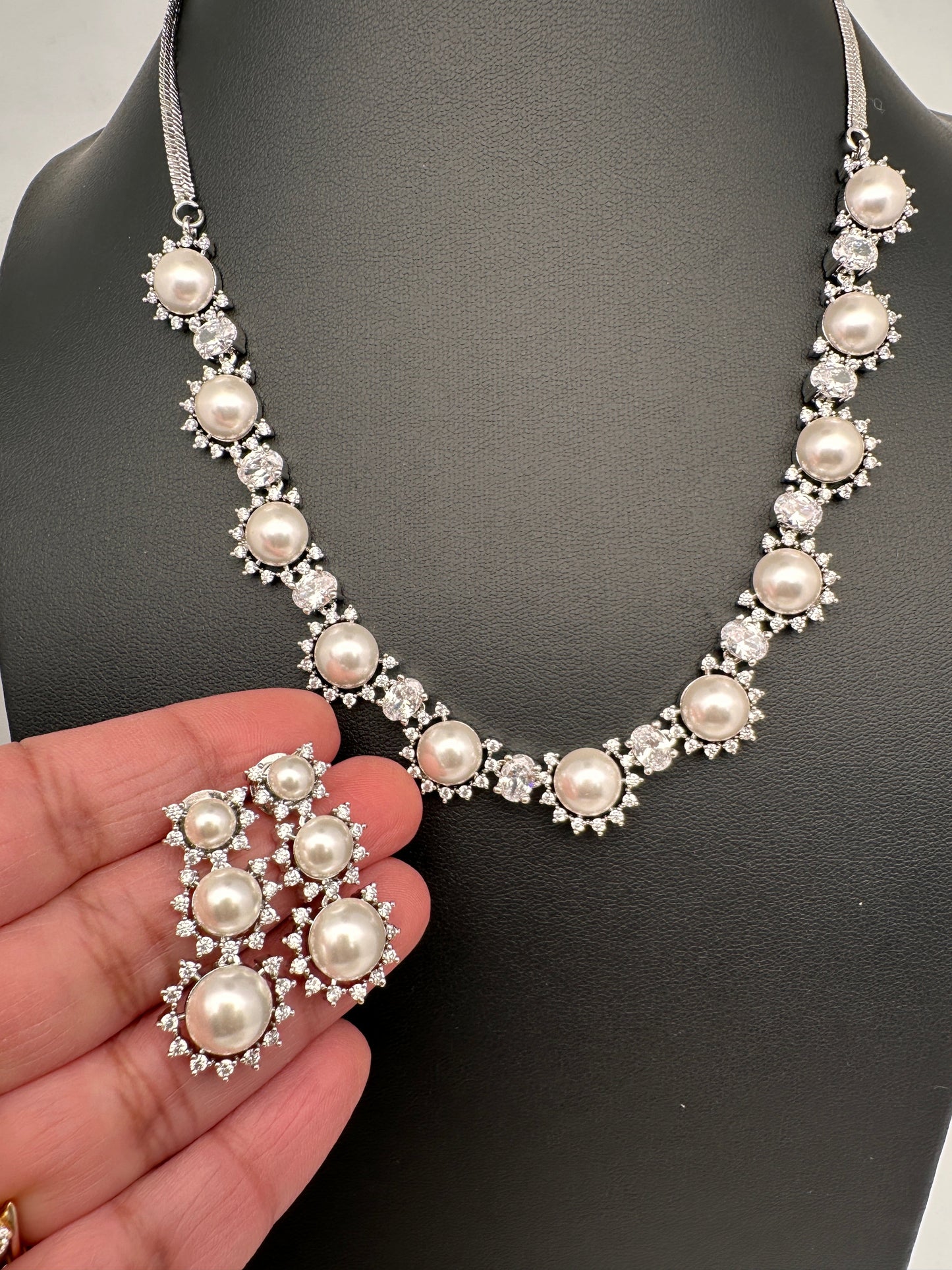 Elegant Shell Pearl Color Necklace - Silver