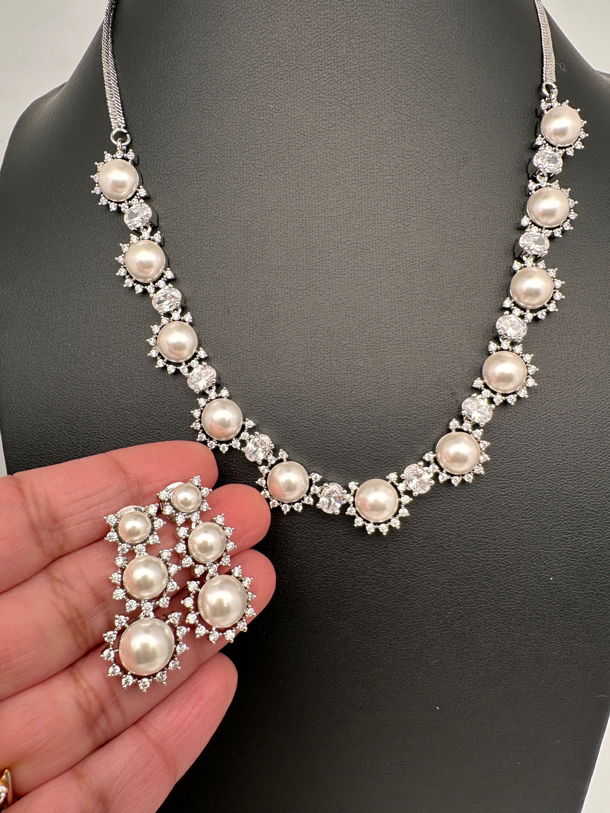 Elegant Shell Pearl Color Necklace - Silver