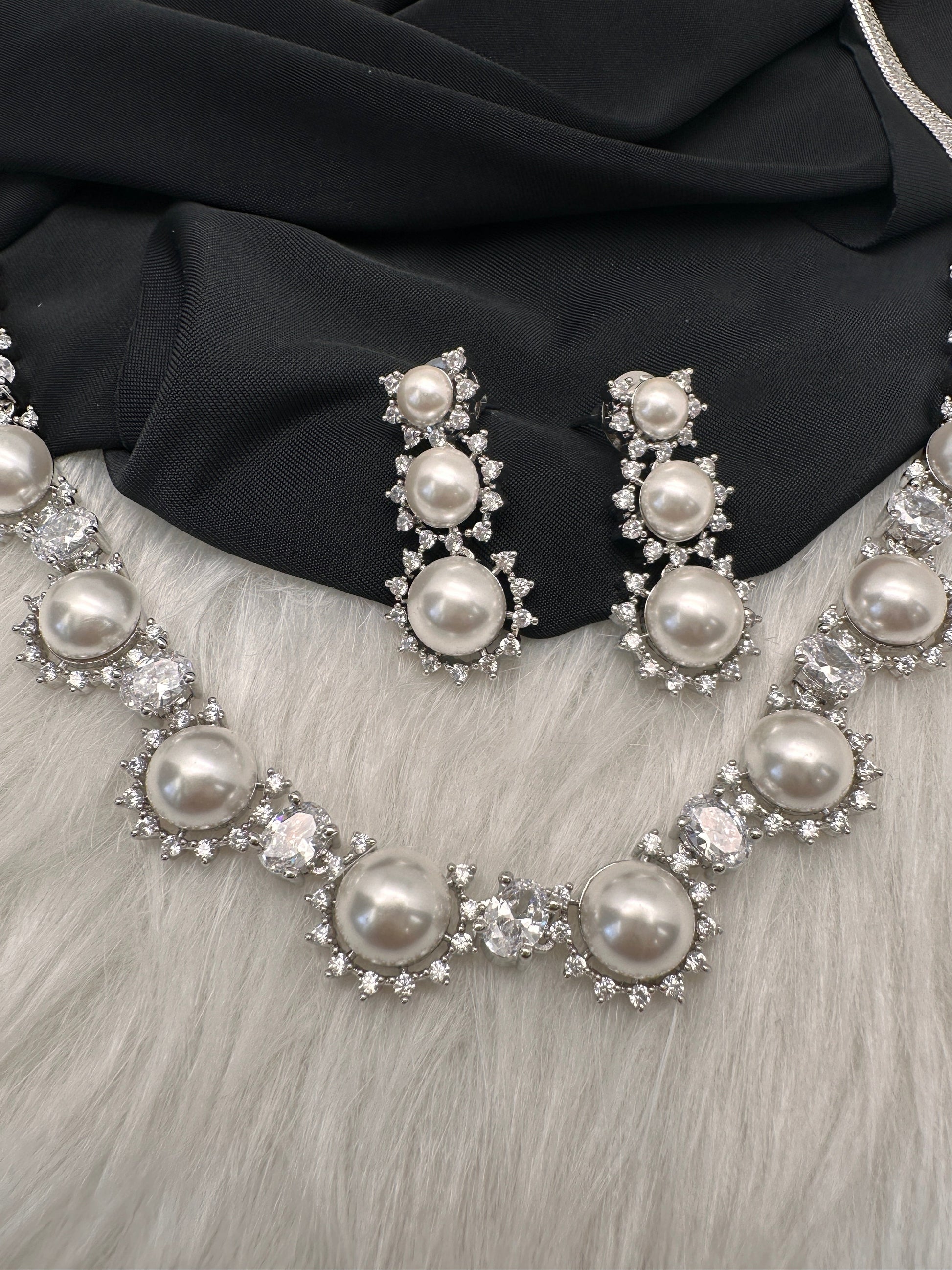 Elegant Shell Pearl Color Necklace - Silver