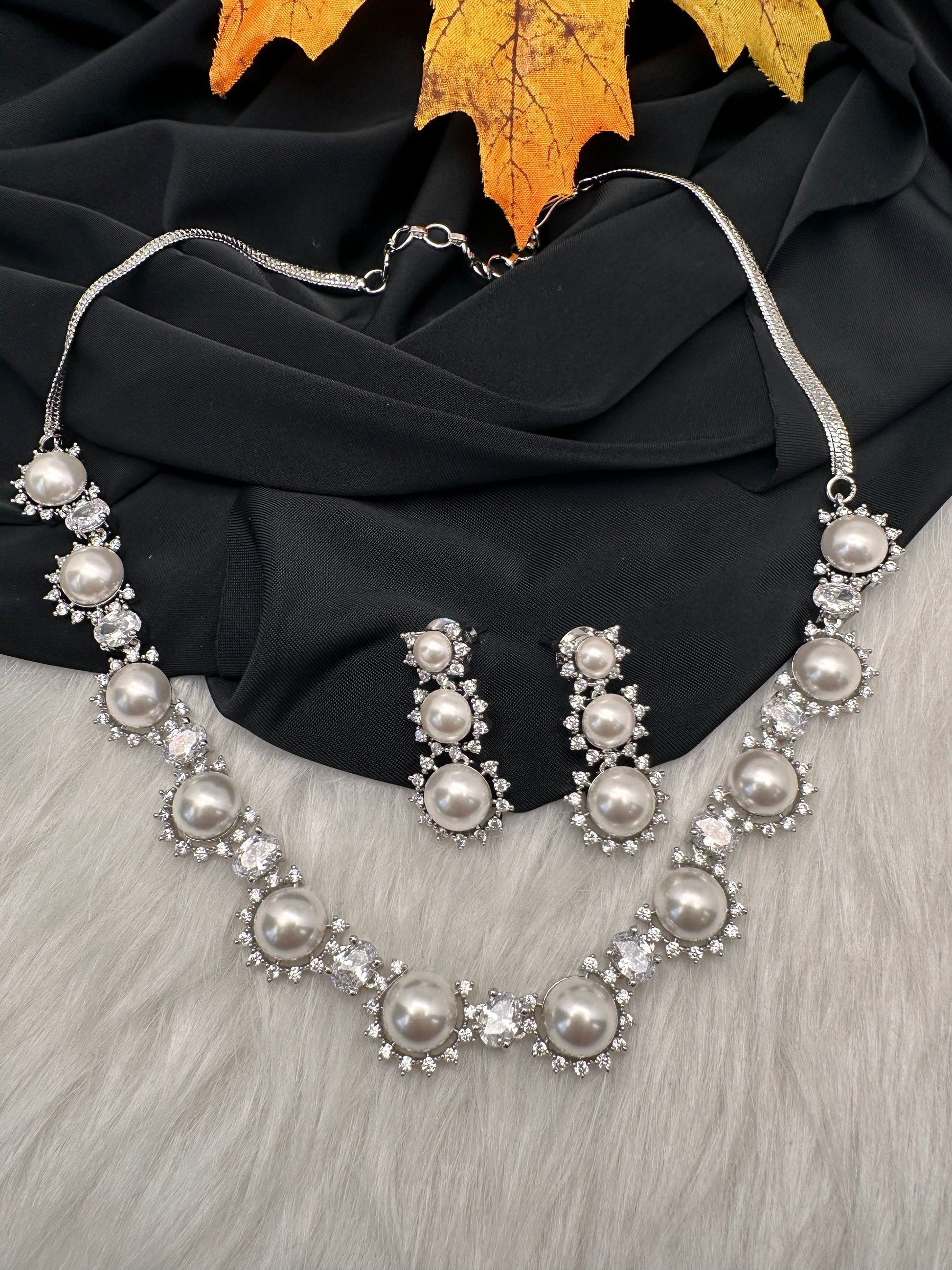 Elegant Shell Pearl Color Necklace - Silver