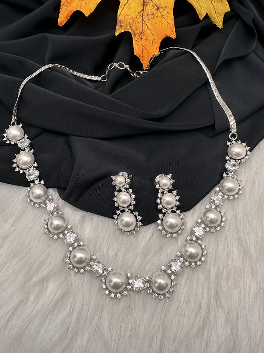 Elegant Shell Pearl Color Necklace - Silver