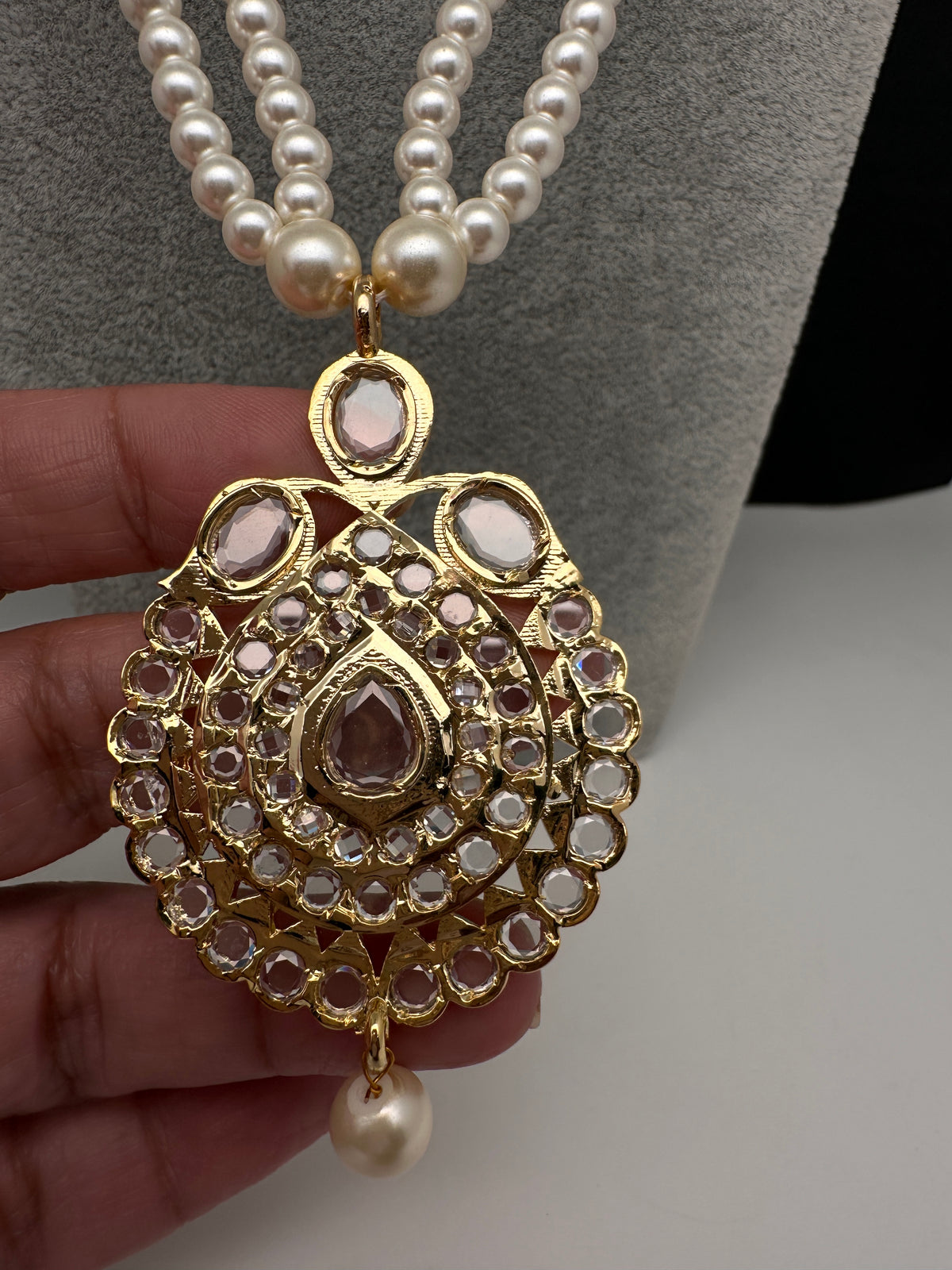 Clear Hyderabadi Jadau Polki Jugni in Shell Pearls Short Necklace - 