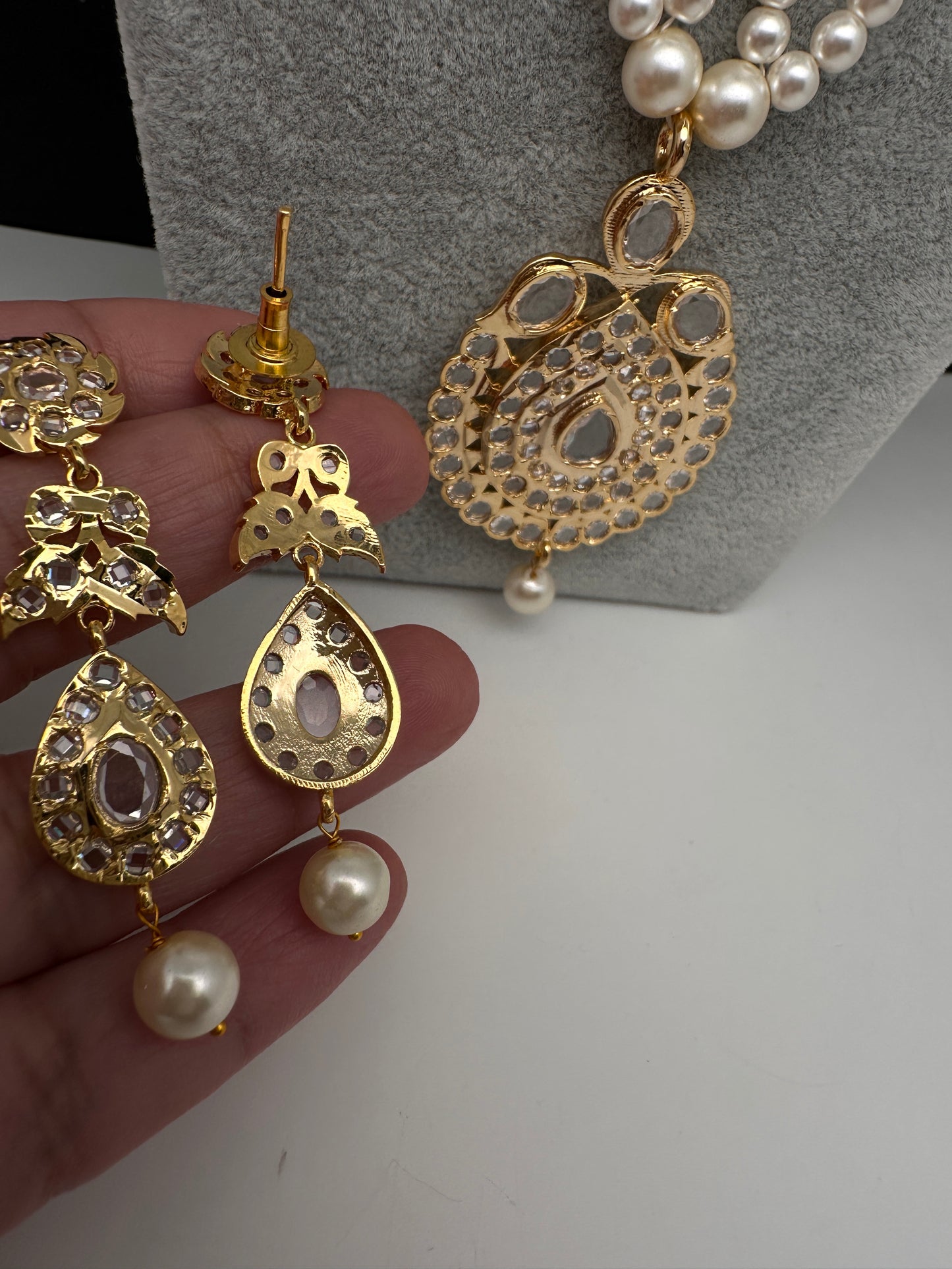 Clear Hyderabadi Jadau Polki Jugni in Shell Pearls Short Necklace - 