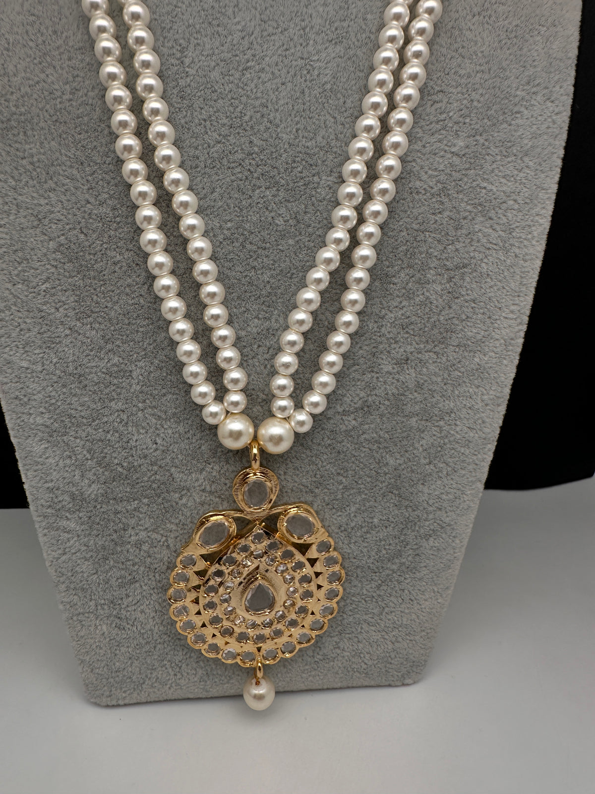 Clear Hyderabadi Jadau Polki Jugni in Shell Pearls Short Necklace - 