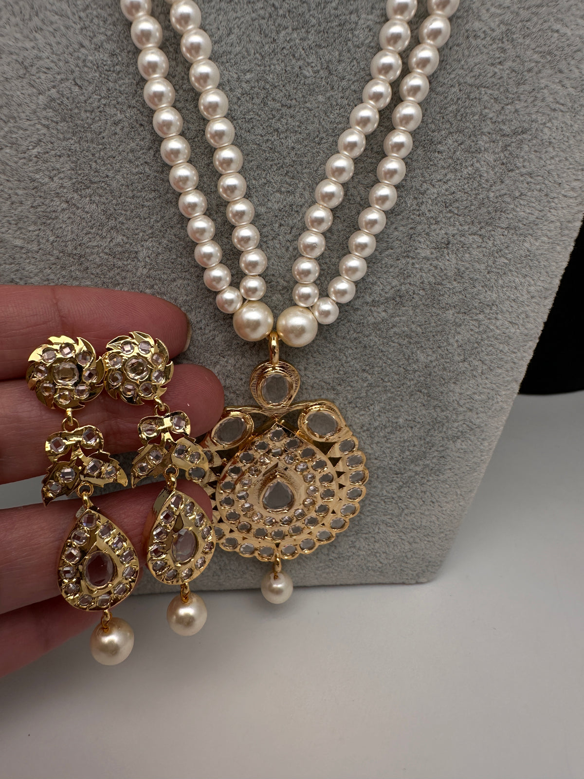 Clear Hyderabadi Jadau Polki Jugni in Shell Pearls Short Necklace - 