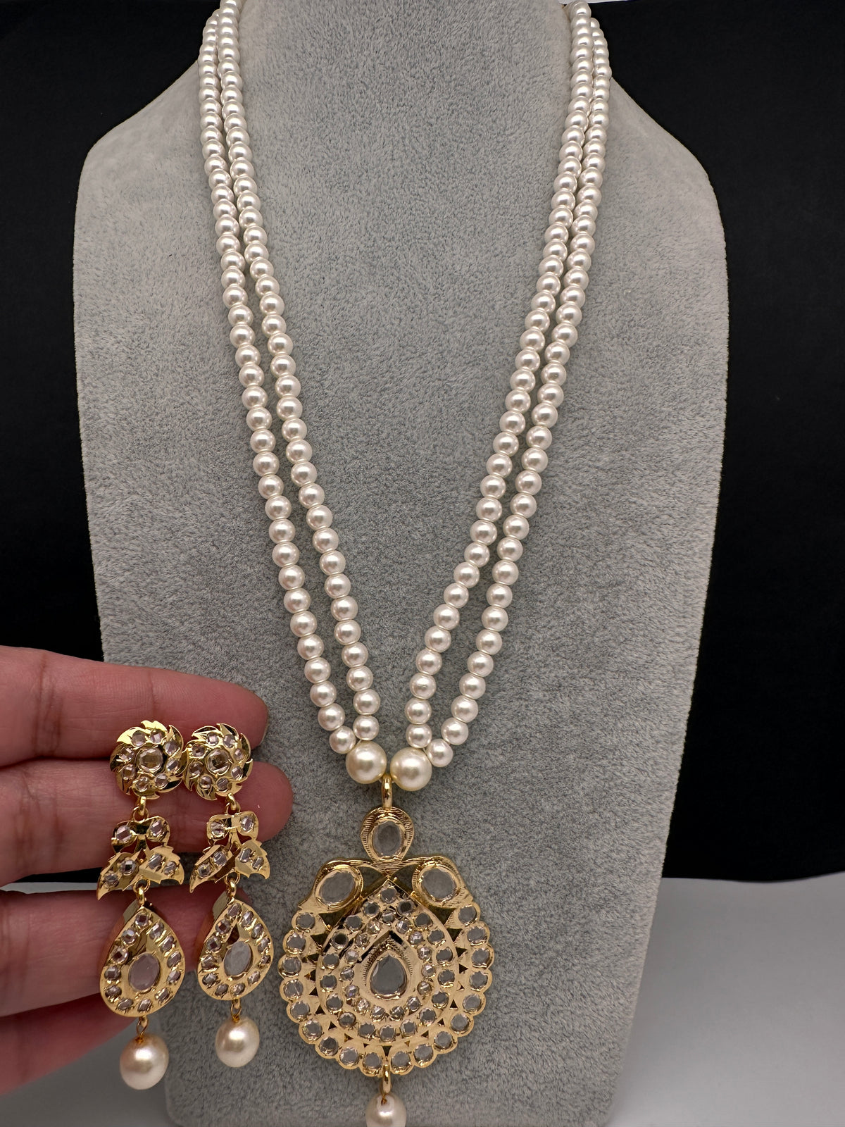 Clear Hyderabadi Jadau Polki Jugni in Shell Pearls Short Necklace - 