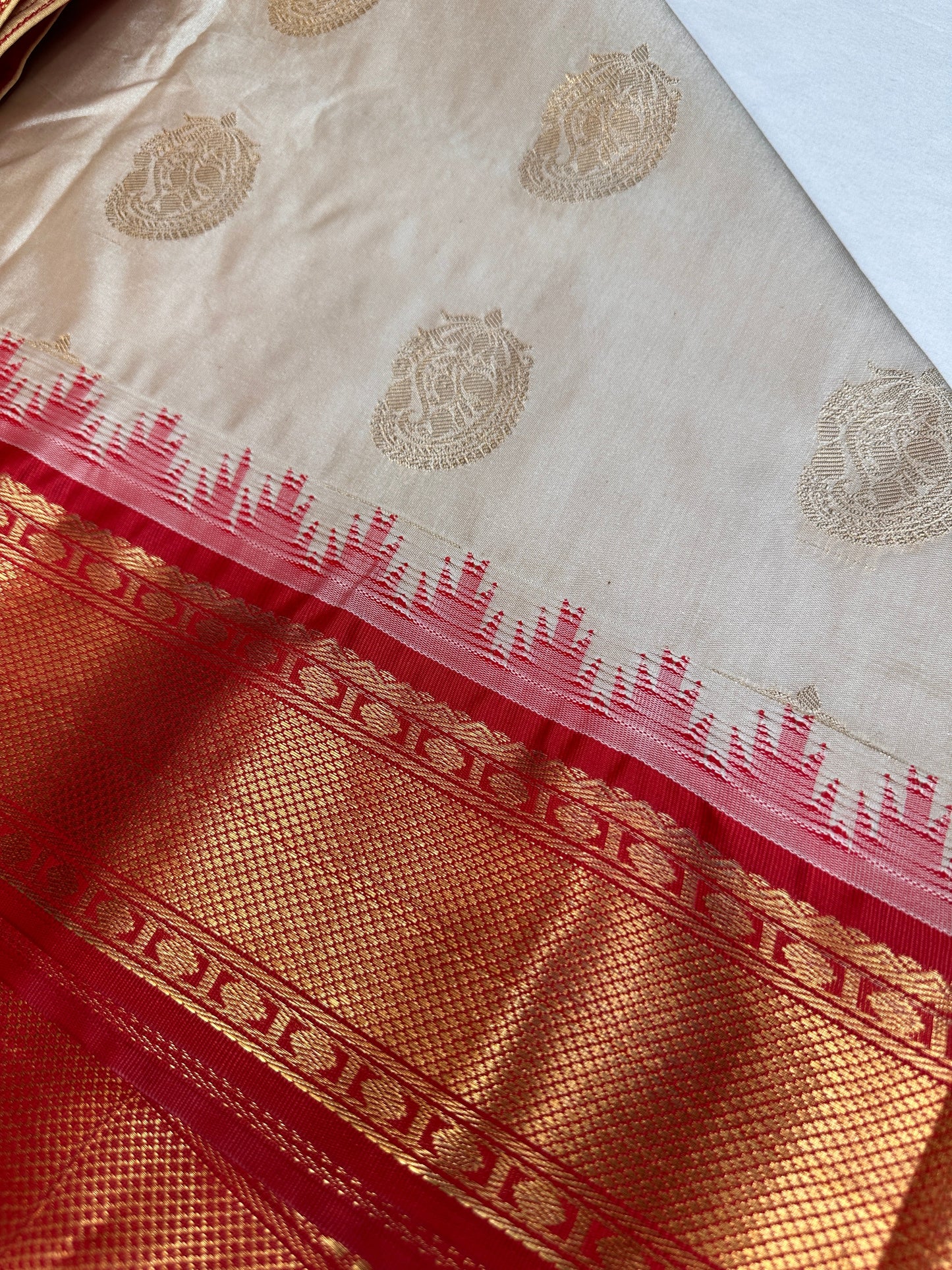 Cream Red Pure Silk Pattu Gadwal Saree