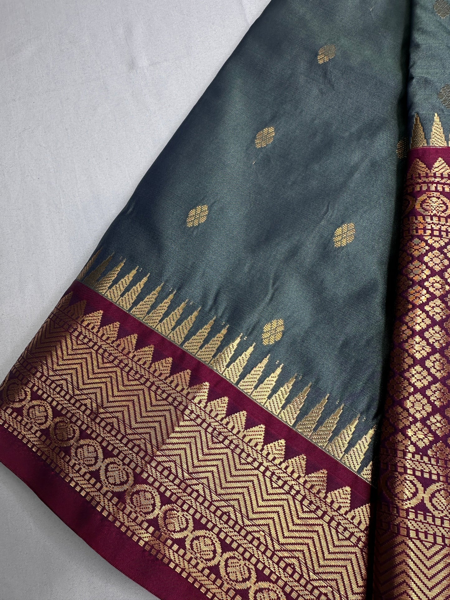 Gadwal Pattu Grey Magenta Soft Silk Saree