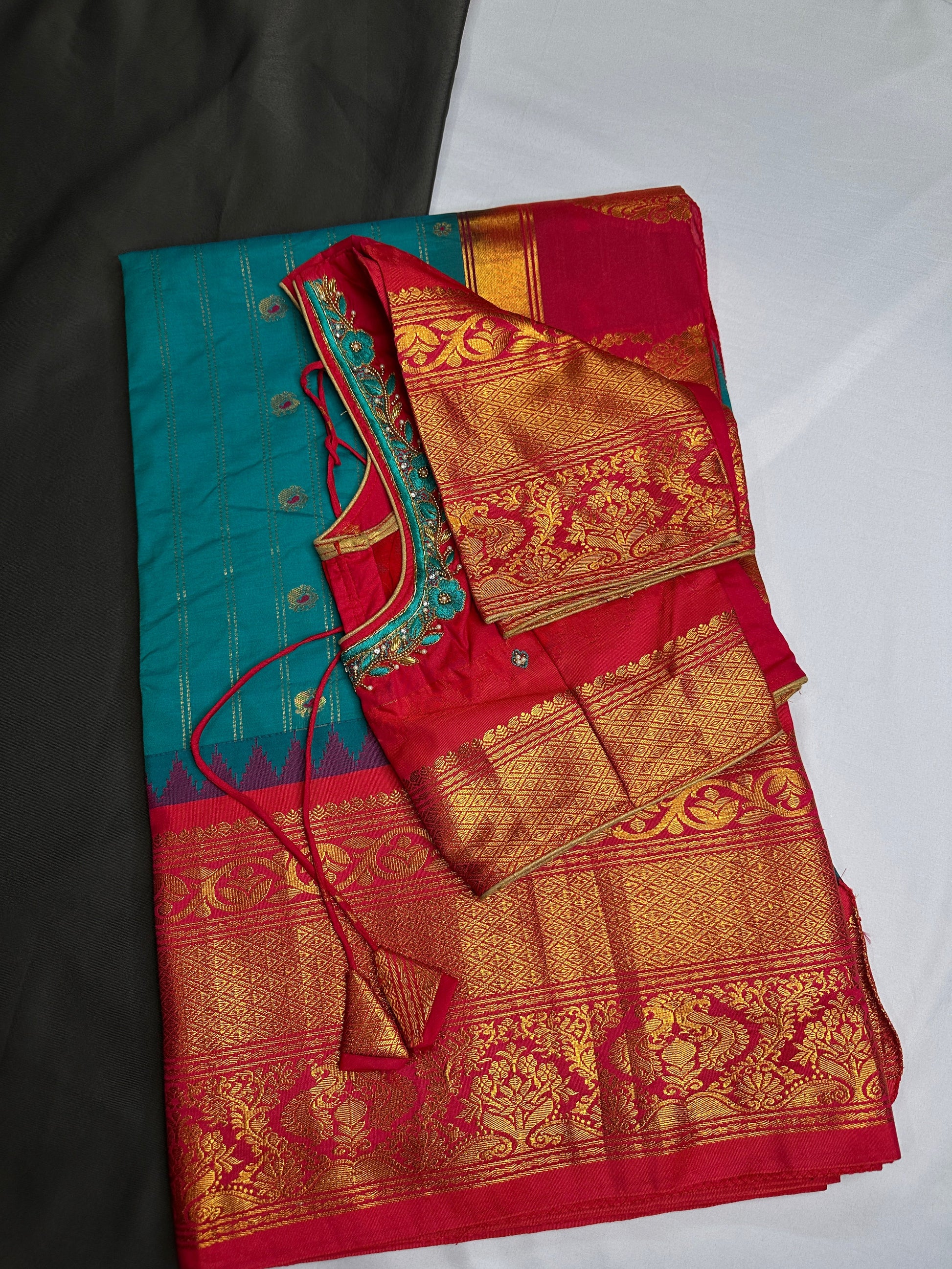 Gadwal Pattu Green Pink Soft Silk Saree