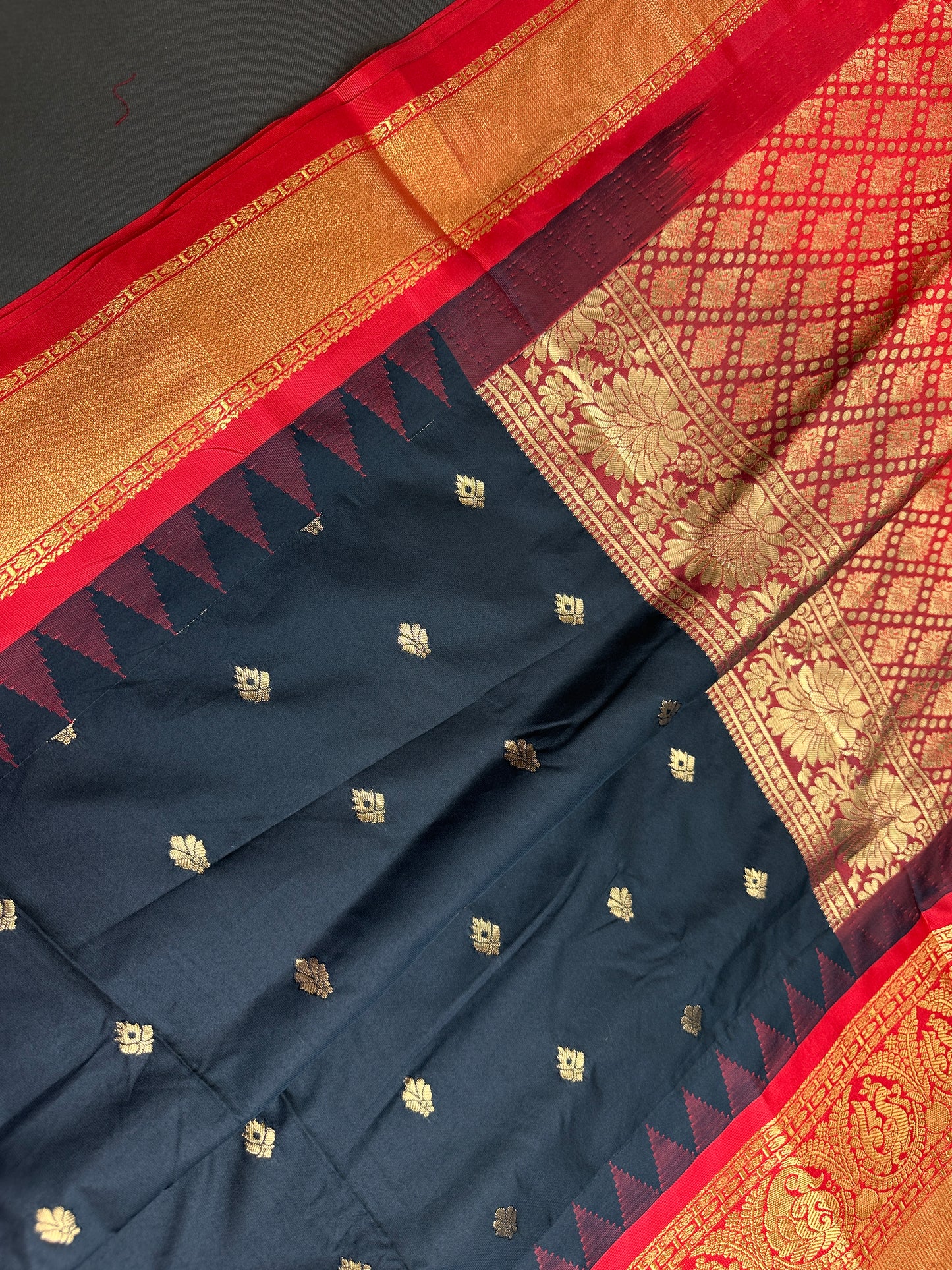 Semi Gadwal Black Red Pattu Silk Saree - 