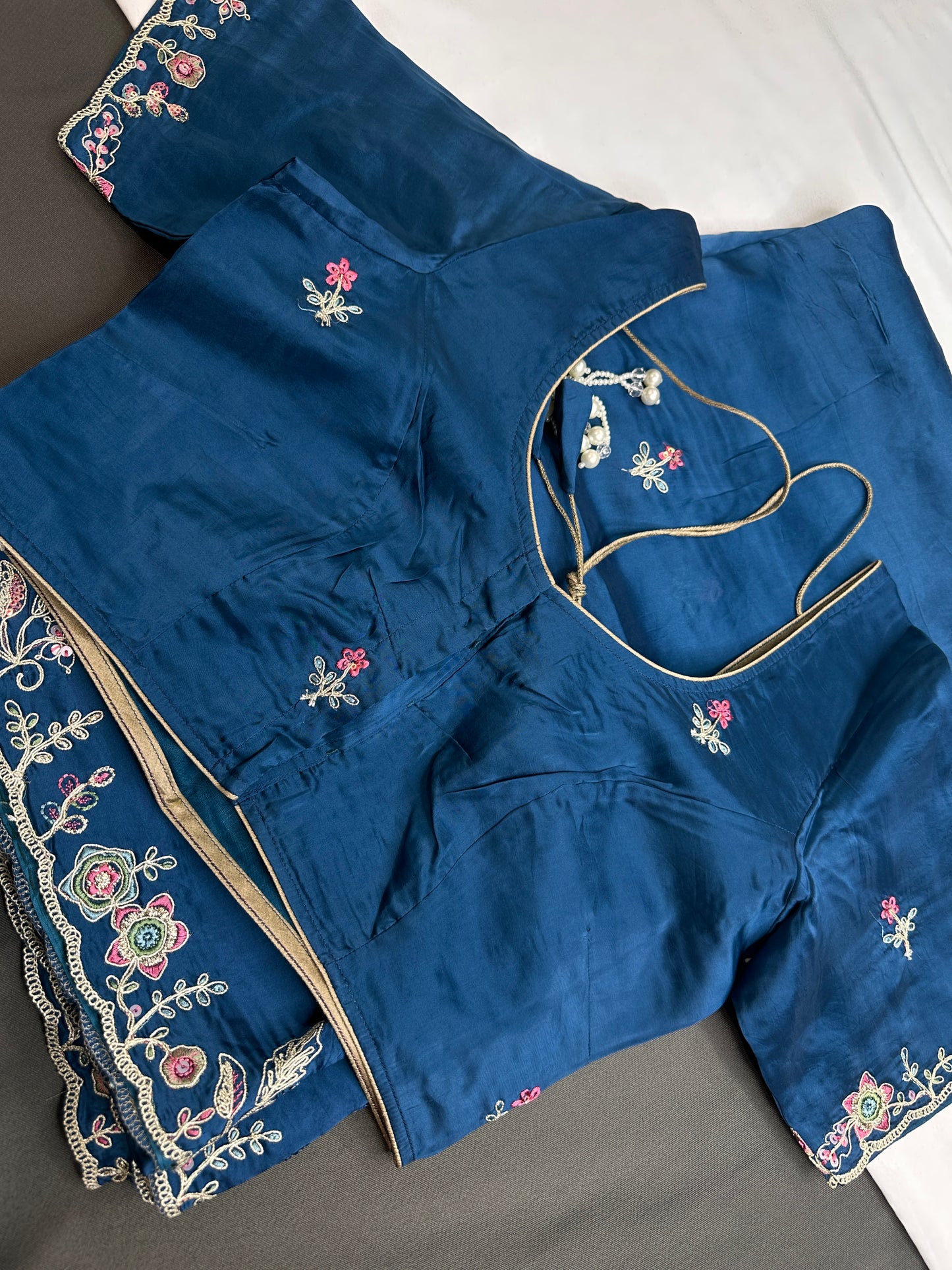 Designer Bluse Dual Shade Crepe Embroidery  Saree - 