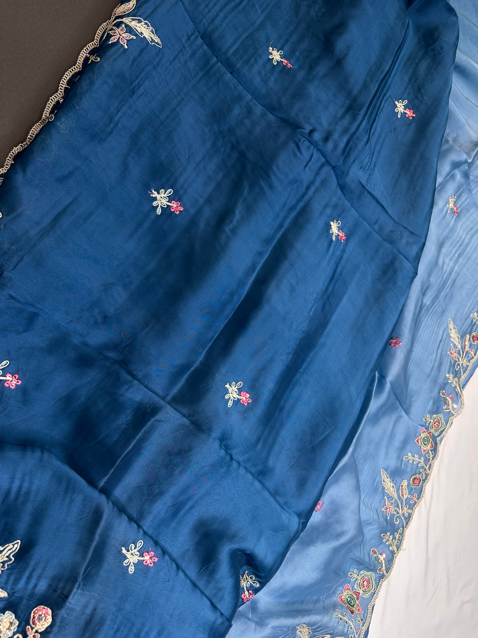 Designer Bluse Dual Shade Crepe Embroidery  Saree - 