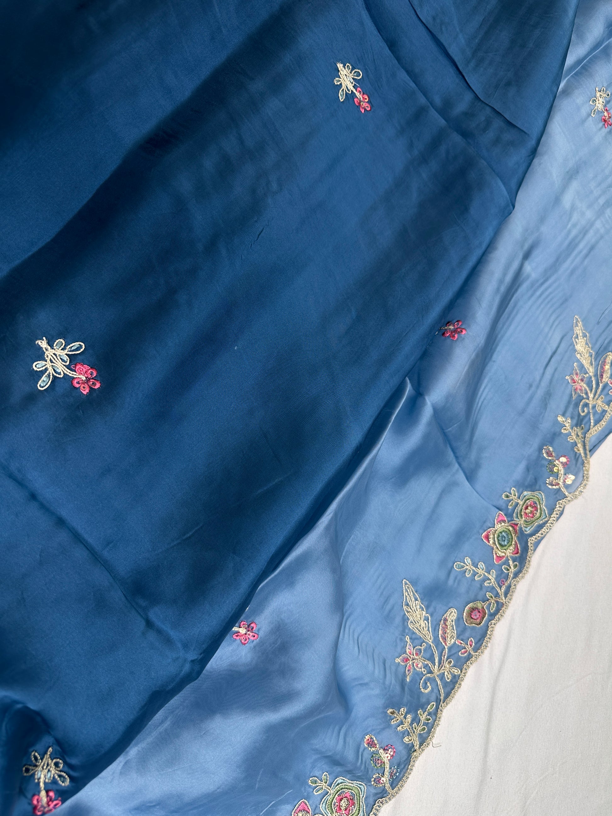 Designer Bluse Dual Shade Crepe Embroidery  Saree - 
