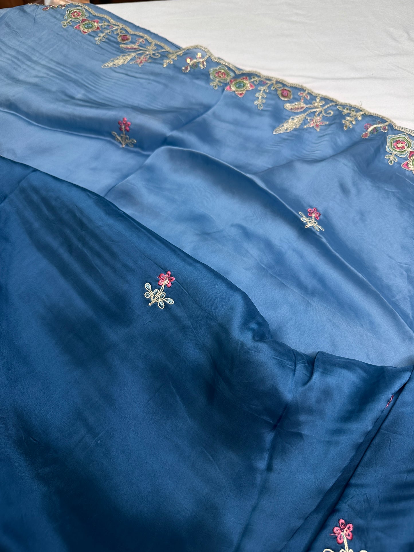 Designer Bluse Dual Shade Crepe Embroidery  Saree - 