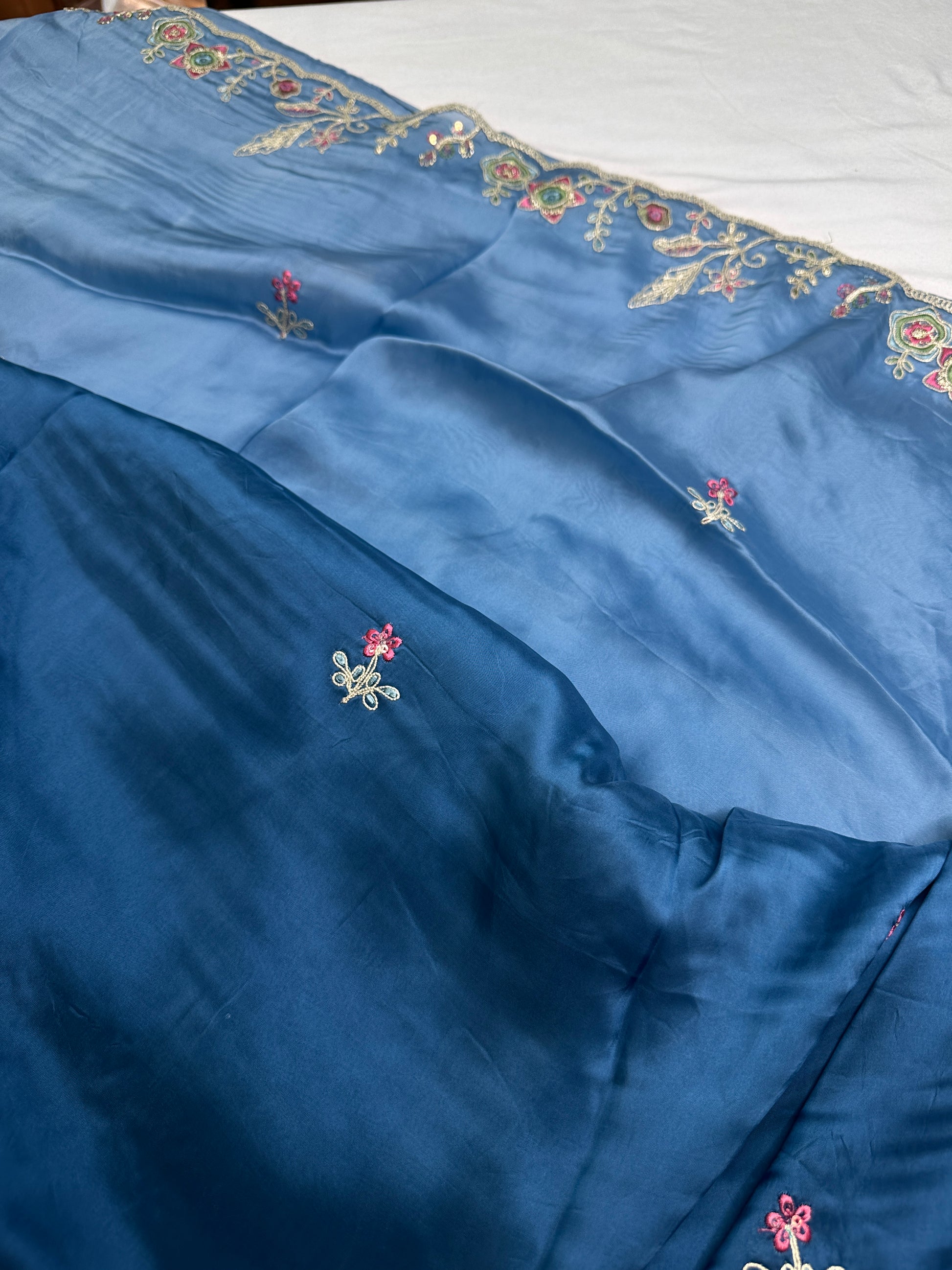 Designer Bluse Dual Shade Crepe Embroidery  Saree - 