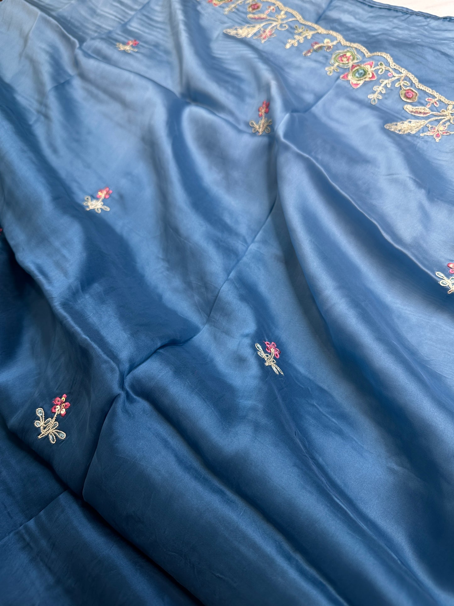 Designer Bluse Dual Shade Crepe Embroidery  Saree - 