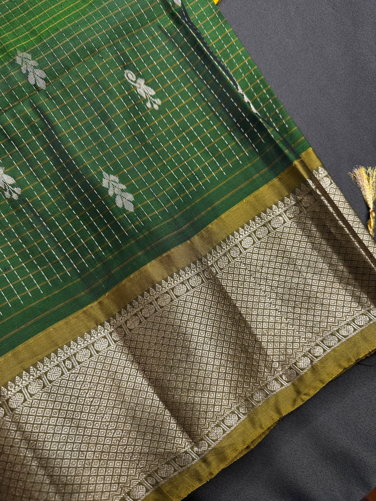 Vintage Checkered Kanchi Border Green Silk Saree with Stitched Blouse - SR001139