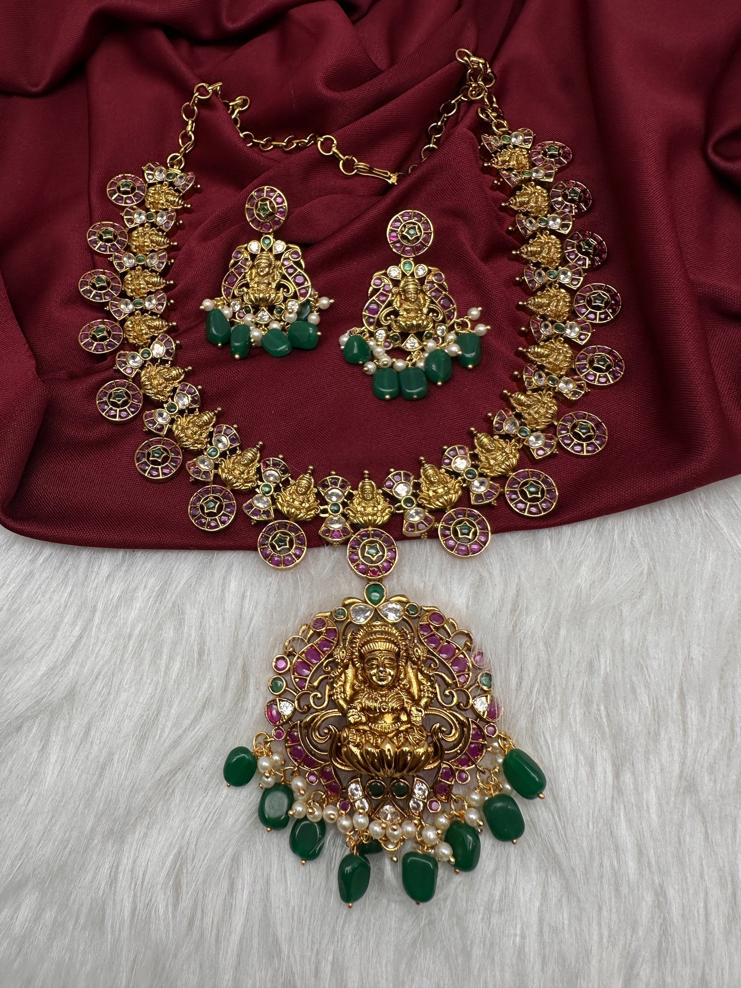 Kempu Bottu Detachable Pendent Short Necklace