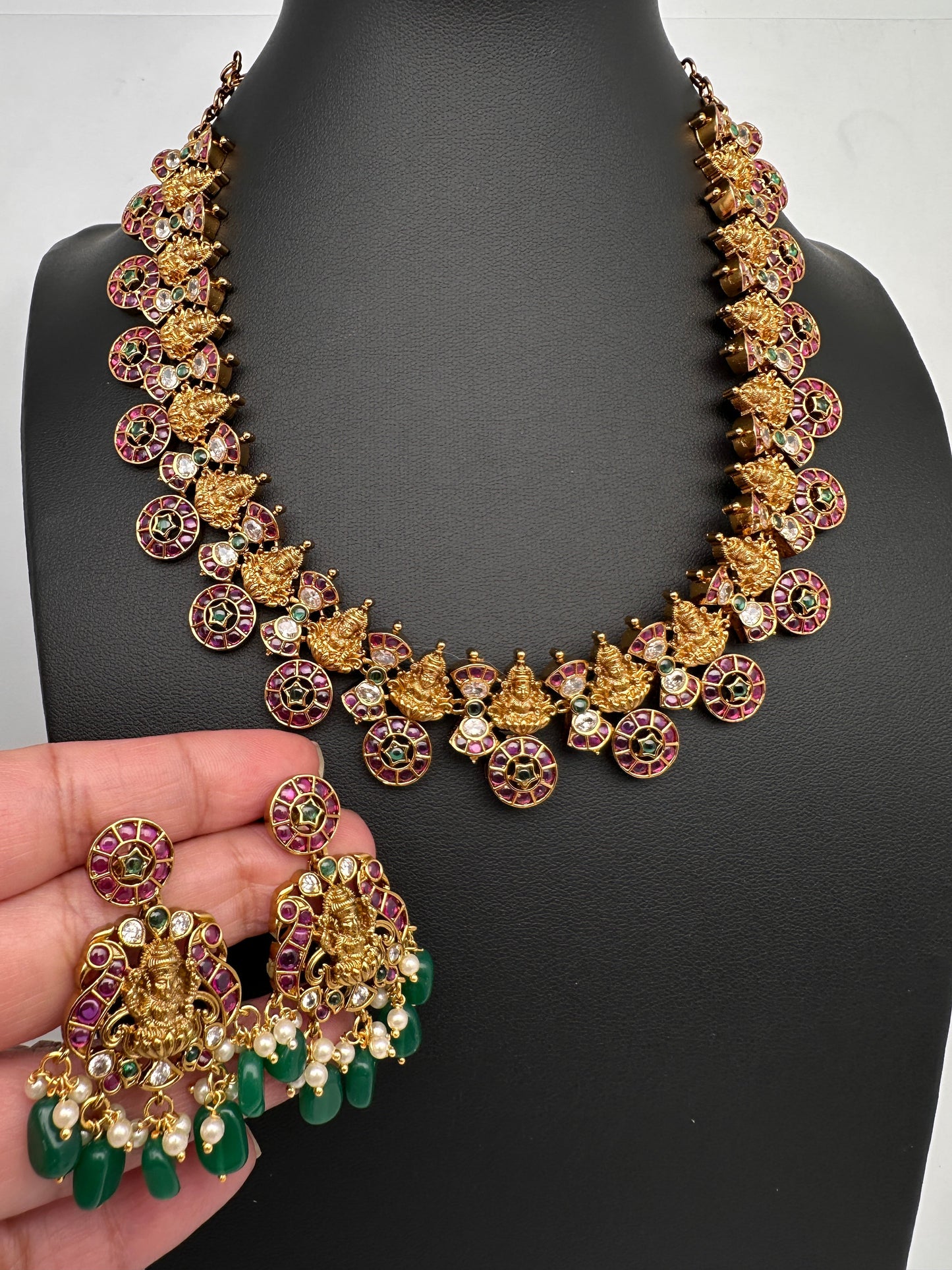 Kempu Bottu Detachable Pendent Short Necklace