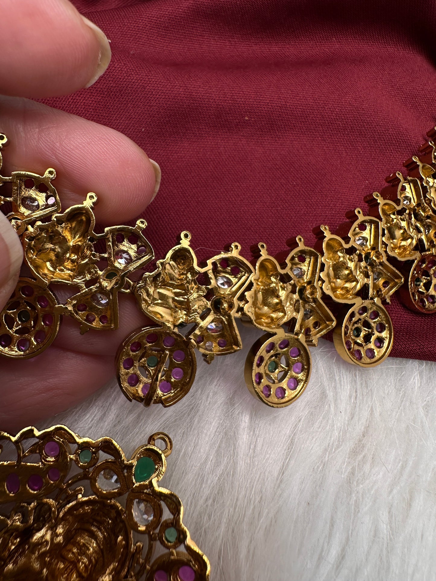 Kempu Bottu Detachable Pendent Short Necklace