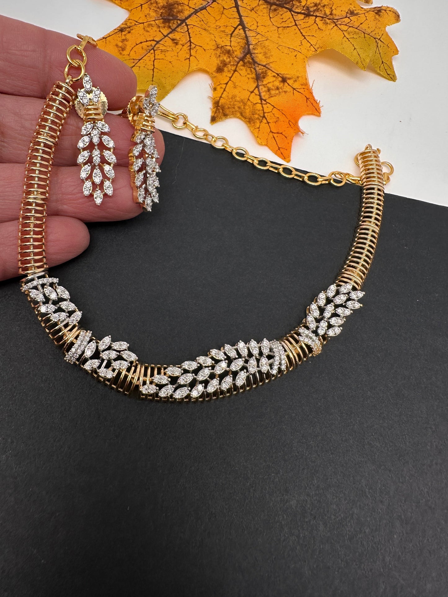 AD Simple Elegant Kanthi Short Necklace