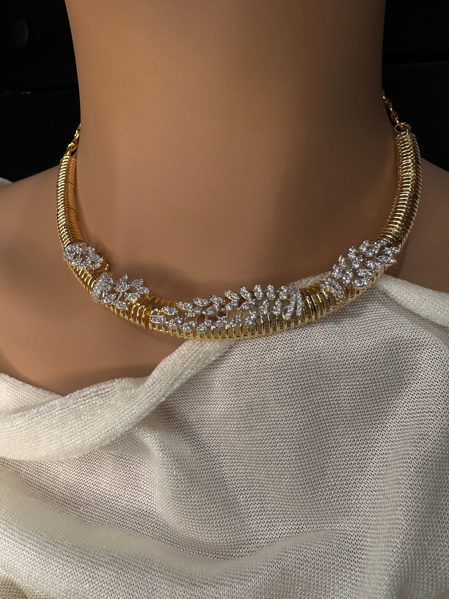 AD Simple Elegant Kanthi Short Necklace