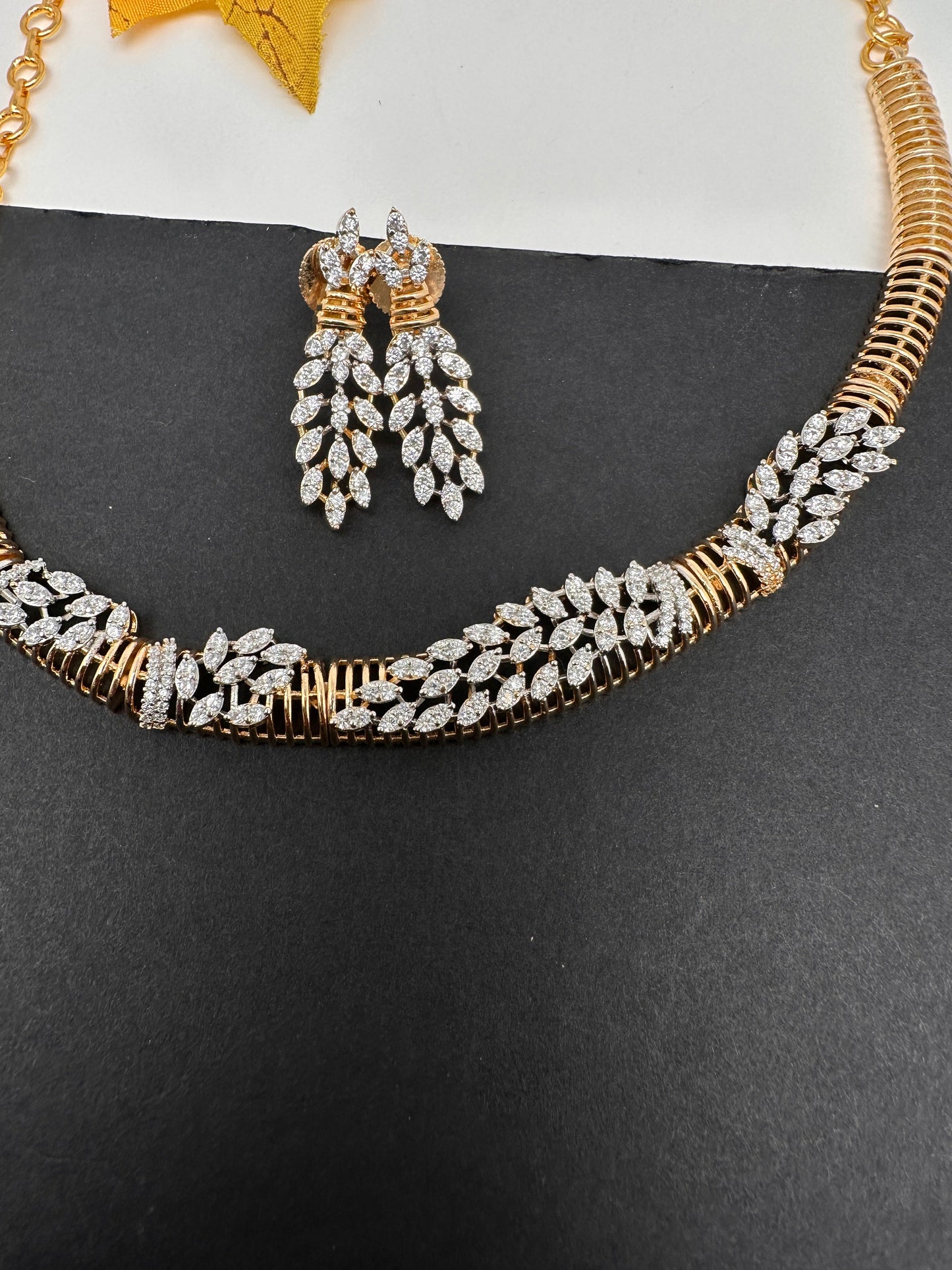 AD Simple Elegant Kanthi Short Necklace