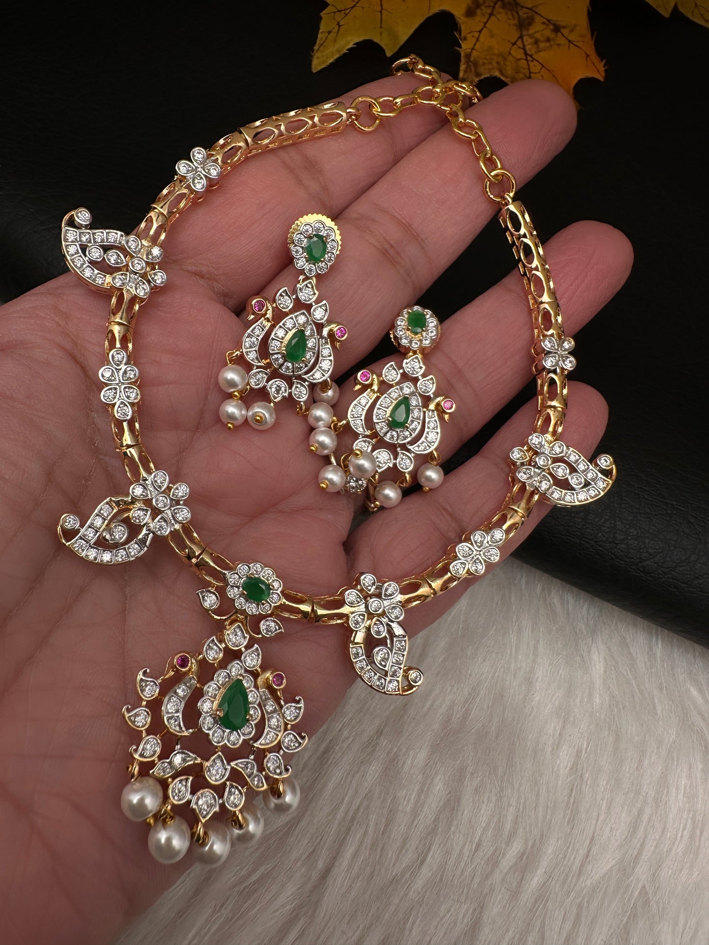 AD Simple Elegant Emerald Green Kanthi Short Necklace