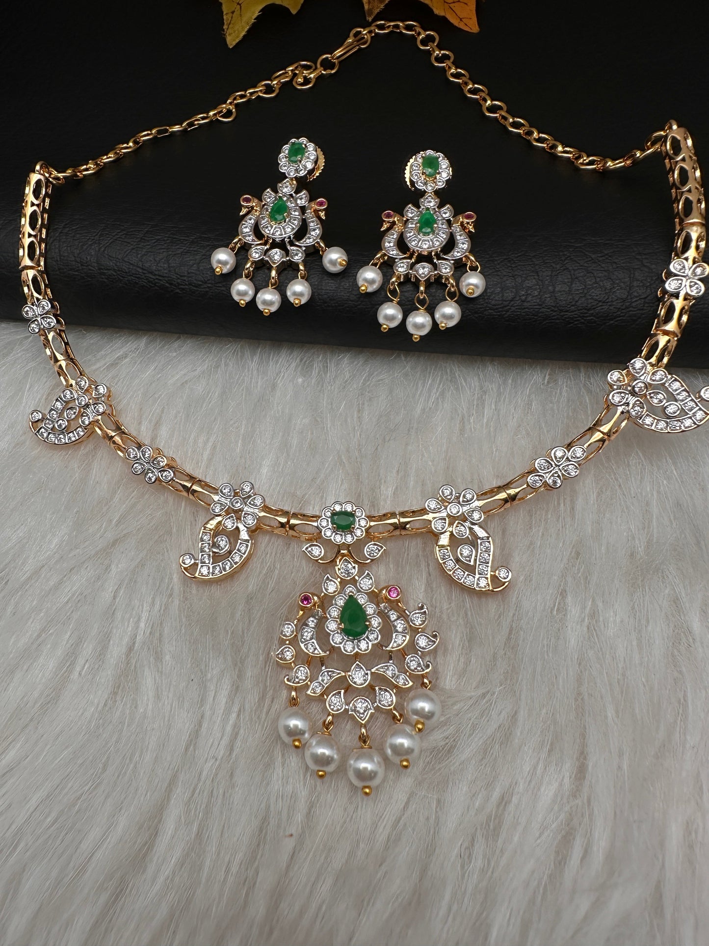 AD Simple Elegant Emerald Green Kanthi Short Necklace