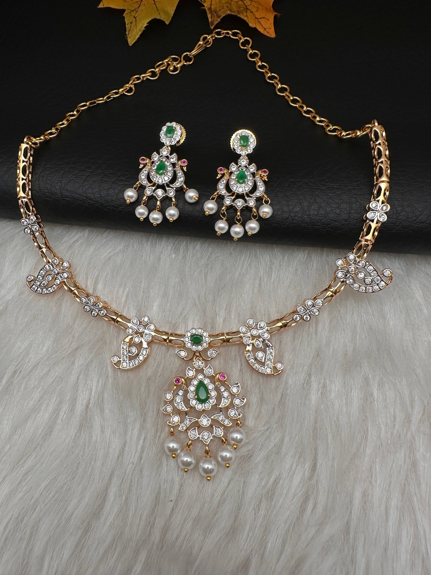 AD Simple Elegant Emerald Green Kanthi Short Necklace