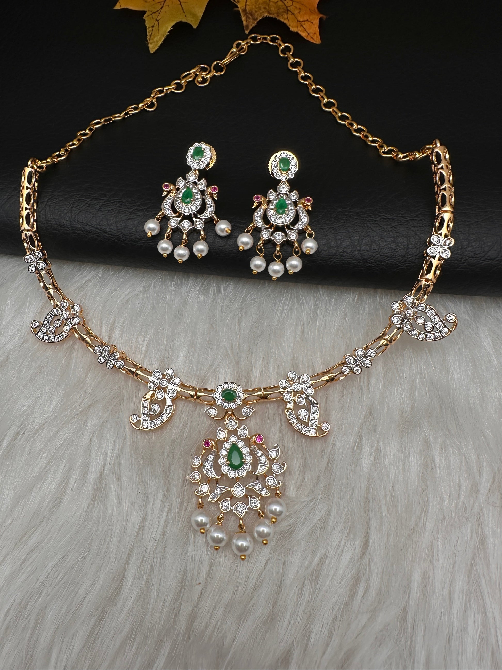 AD Simple Elegant Emerald Green Kanthi Short Necklace