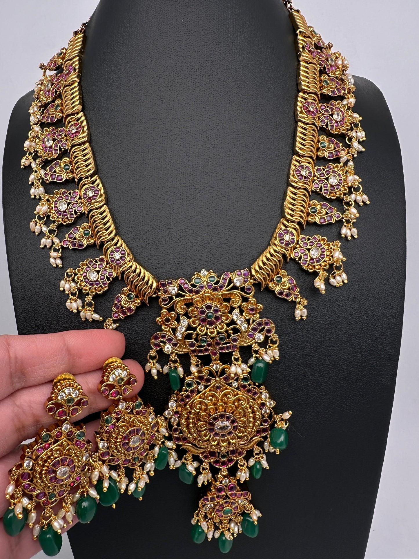 Matte Kemp Jalebi Short Necklace