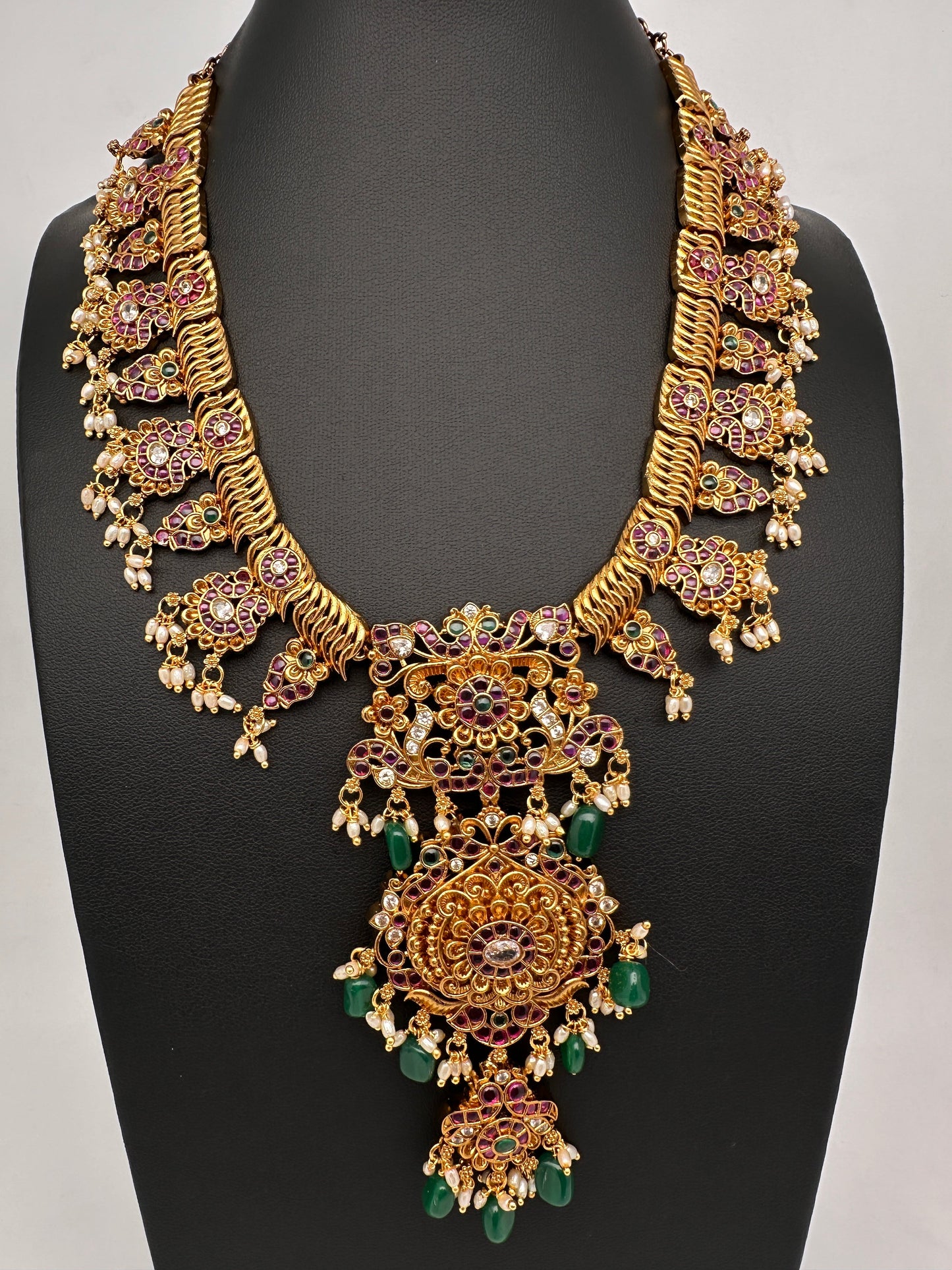 Matte Kemp Jalebi Short Necklace