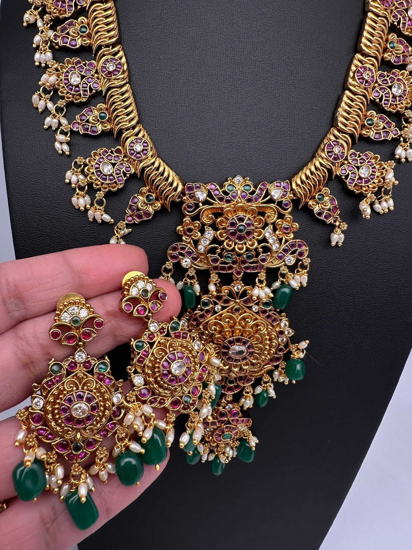 Matte Kemp Jalebi Short Necklace