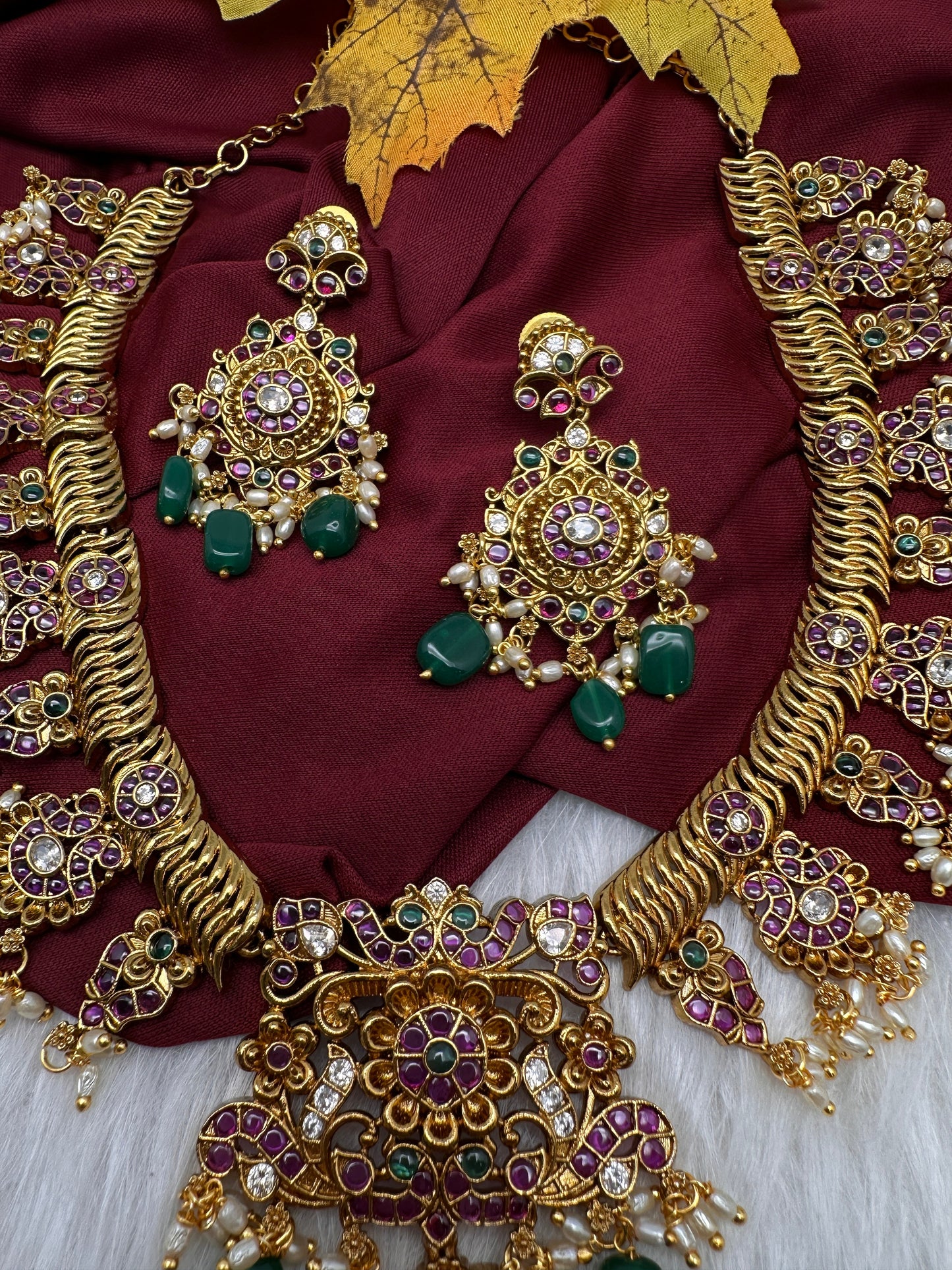 Matte Kemp Jalebi Short Necklace