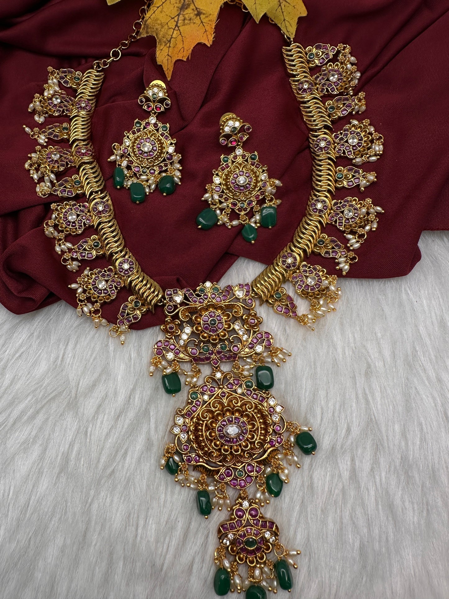 Matte Kemp Jalebi Short Necklace