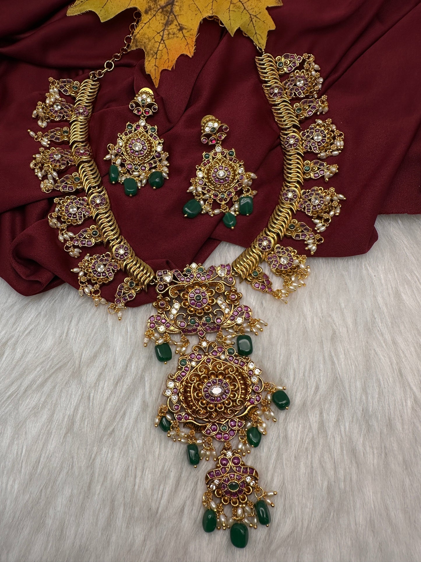 Matte Kemp Jalebi Short Necklace