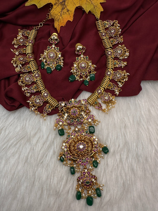 Matte Kemp Jalebi Short Necklace