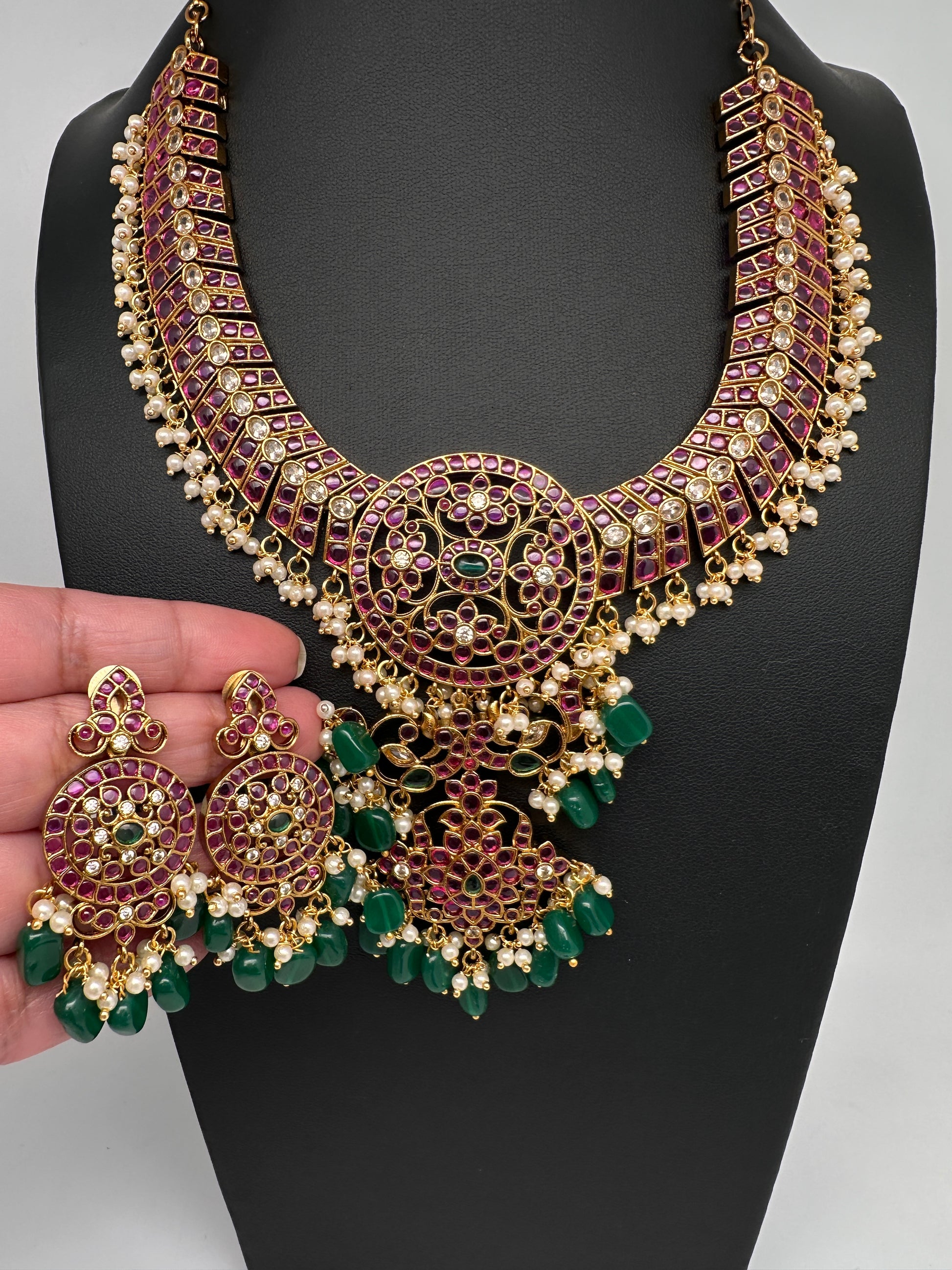 Red Kemp Traitional Short Necklace - 