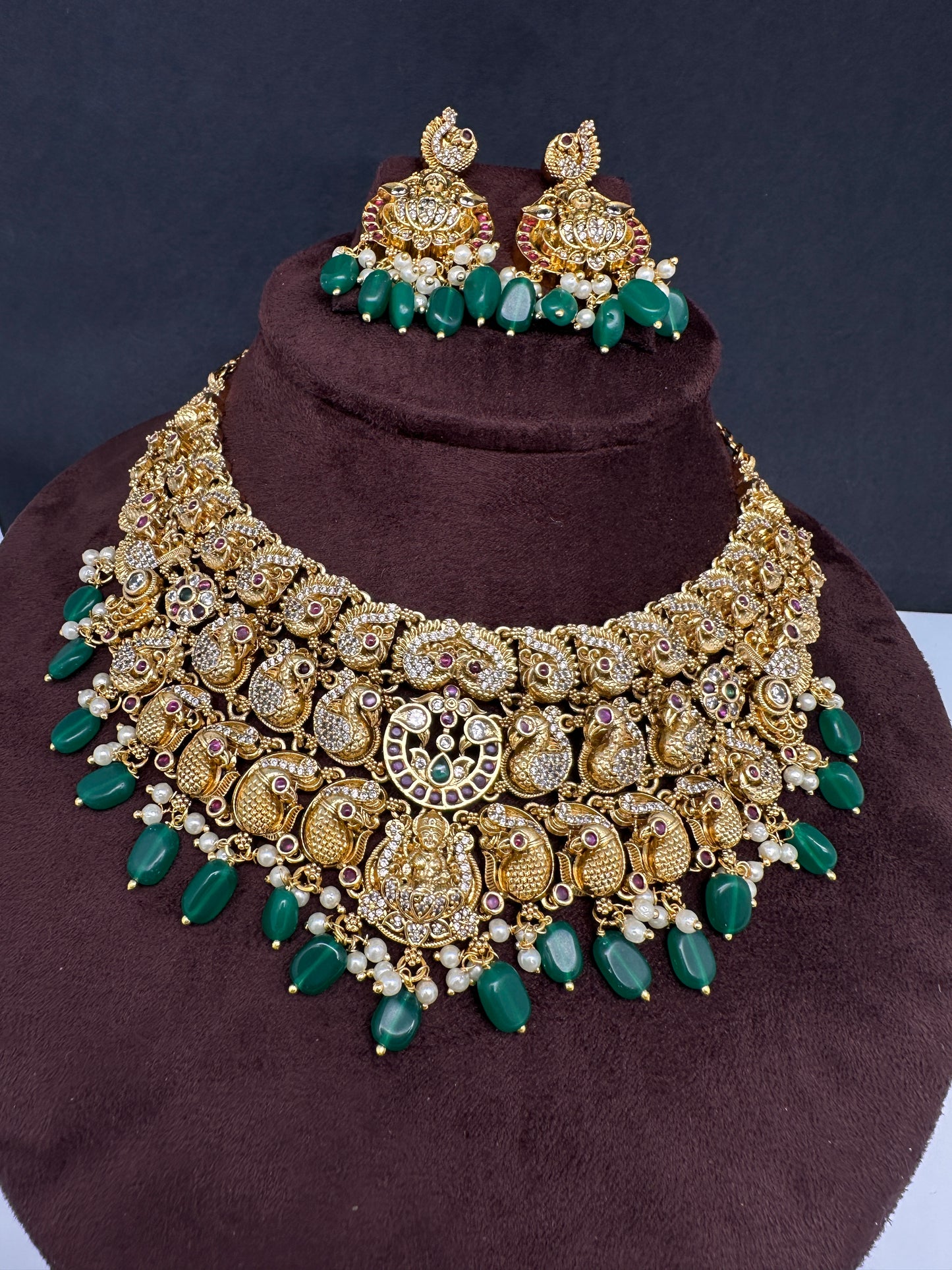 Goddess Lakshmi Neckline Short Necklace - 