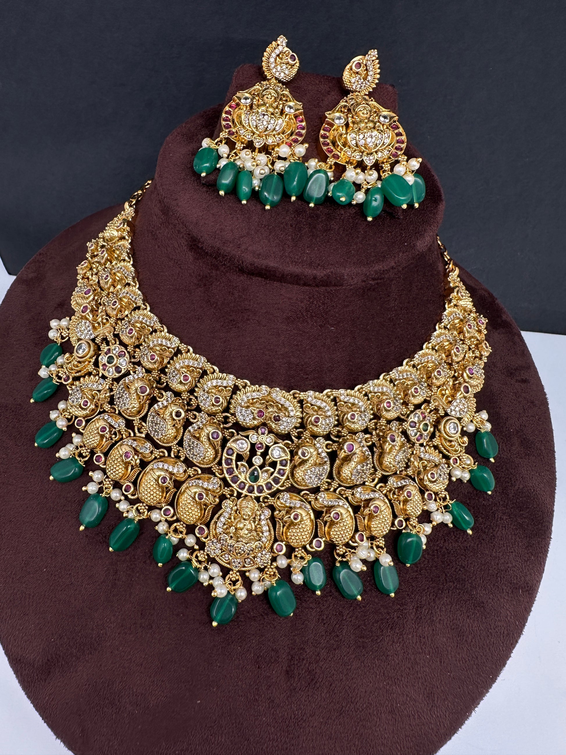 Goddess Lakshmi Neckline Short Necklace - 