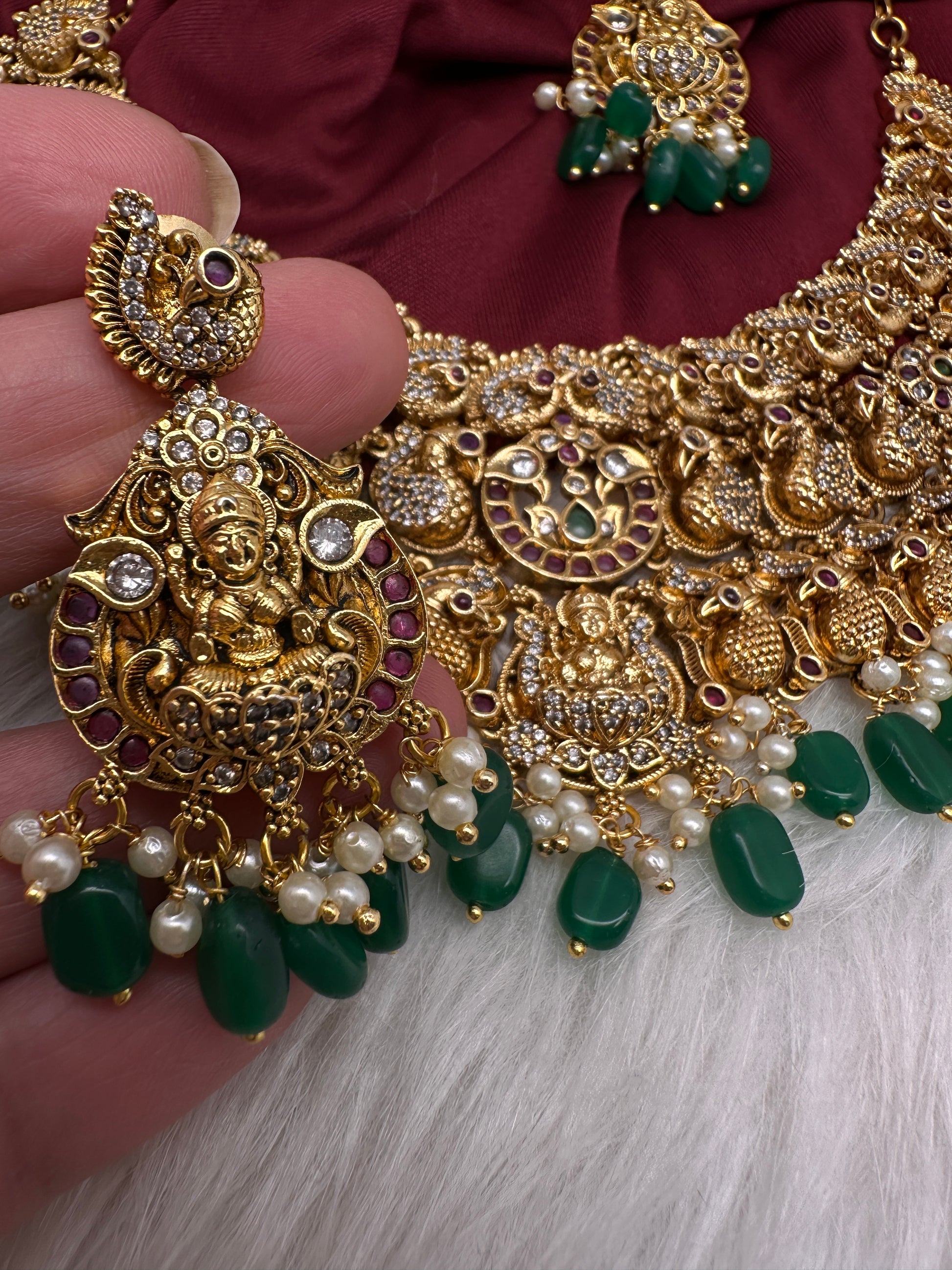 Goddess Lakshmi Neckline Short Necklace - 