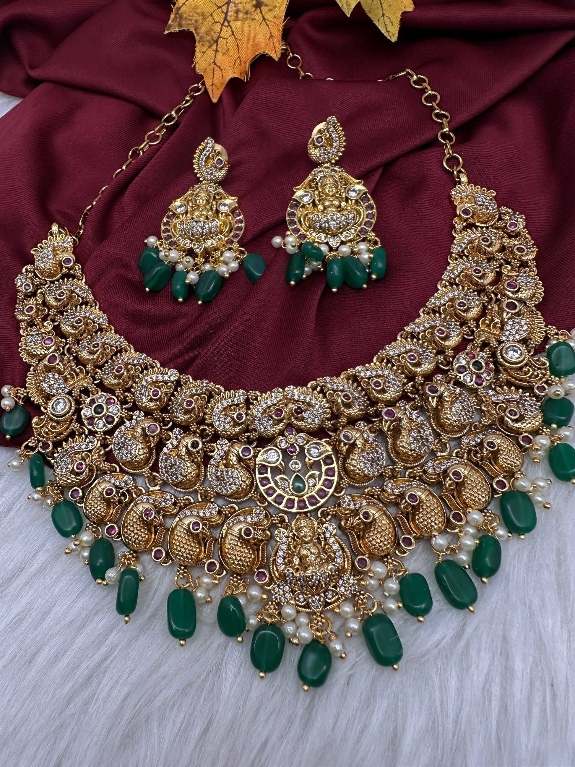 Goddess Lakshmi Neckline Short Necklace - 