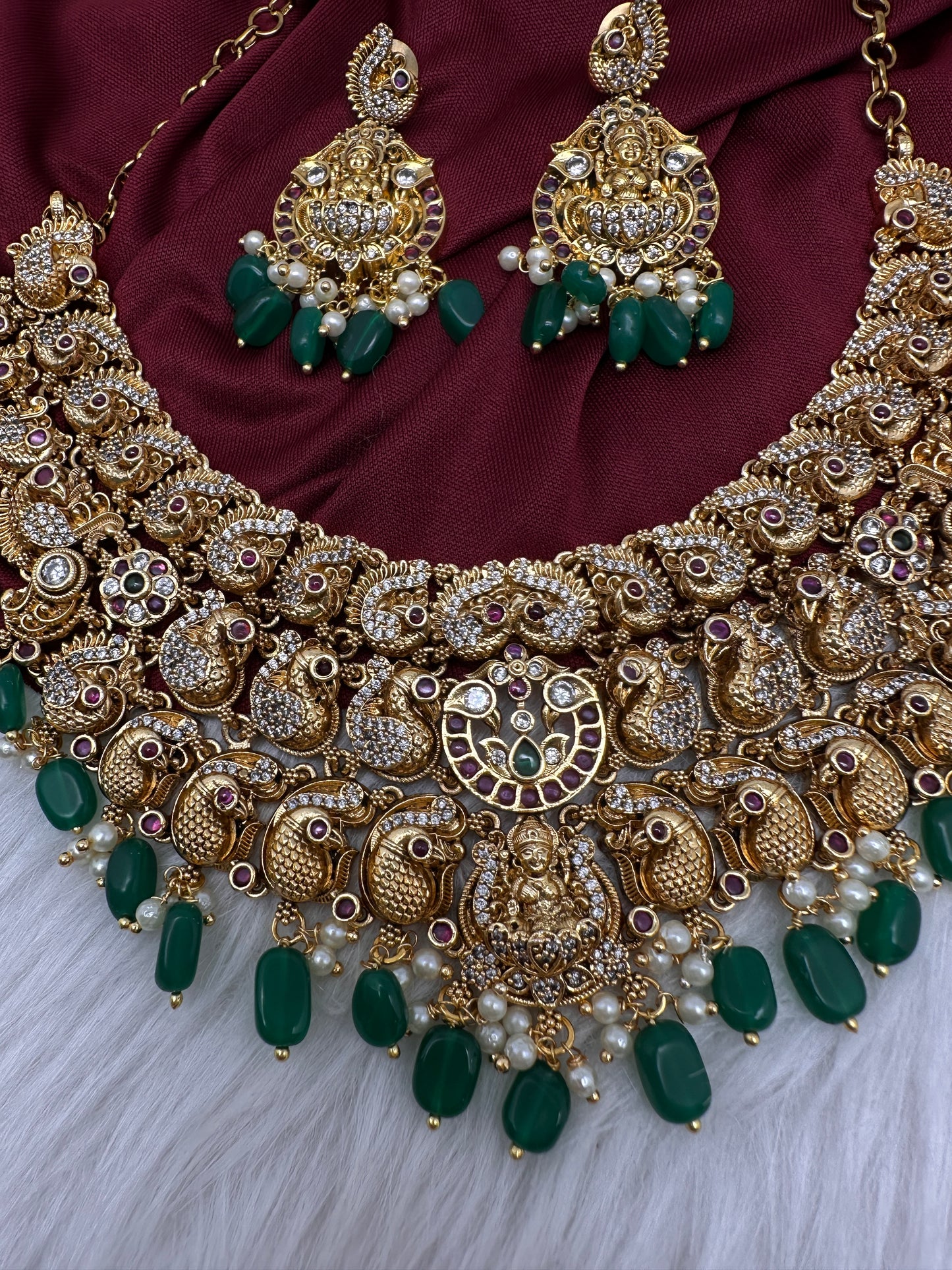 Goddess Lakshmi Neckline Short Necklace - 